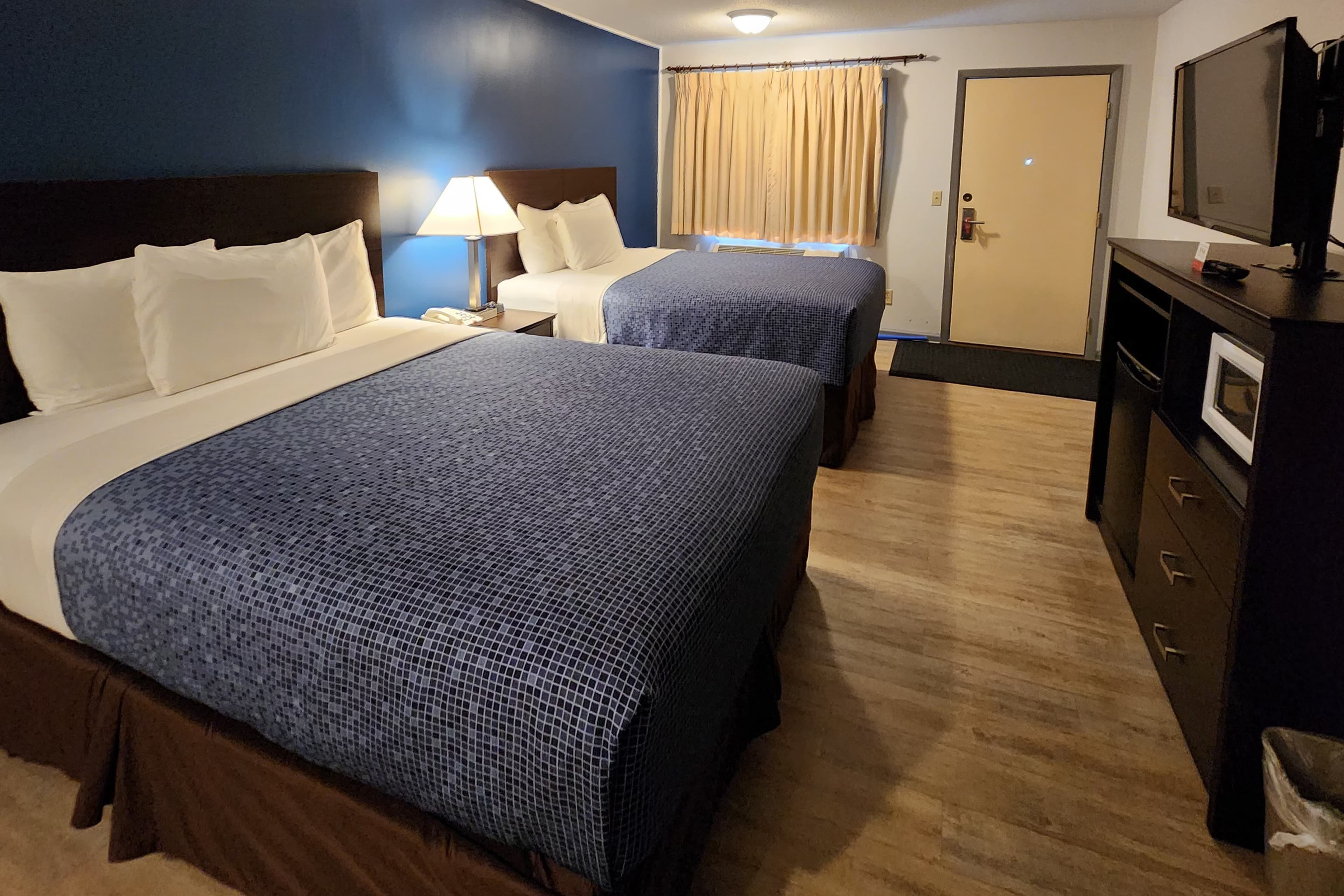 Econo Lodge Lakeshore - Image 5