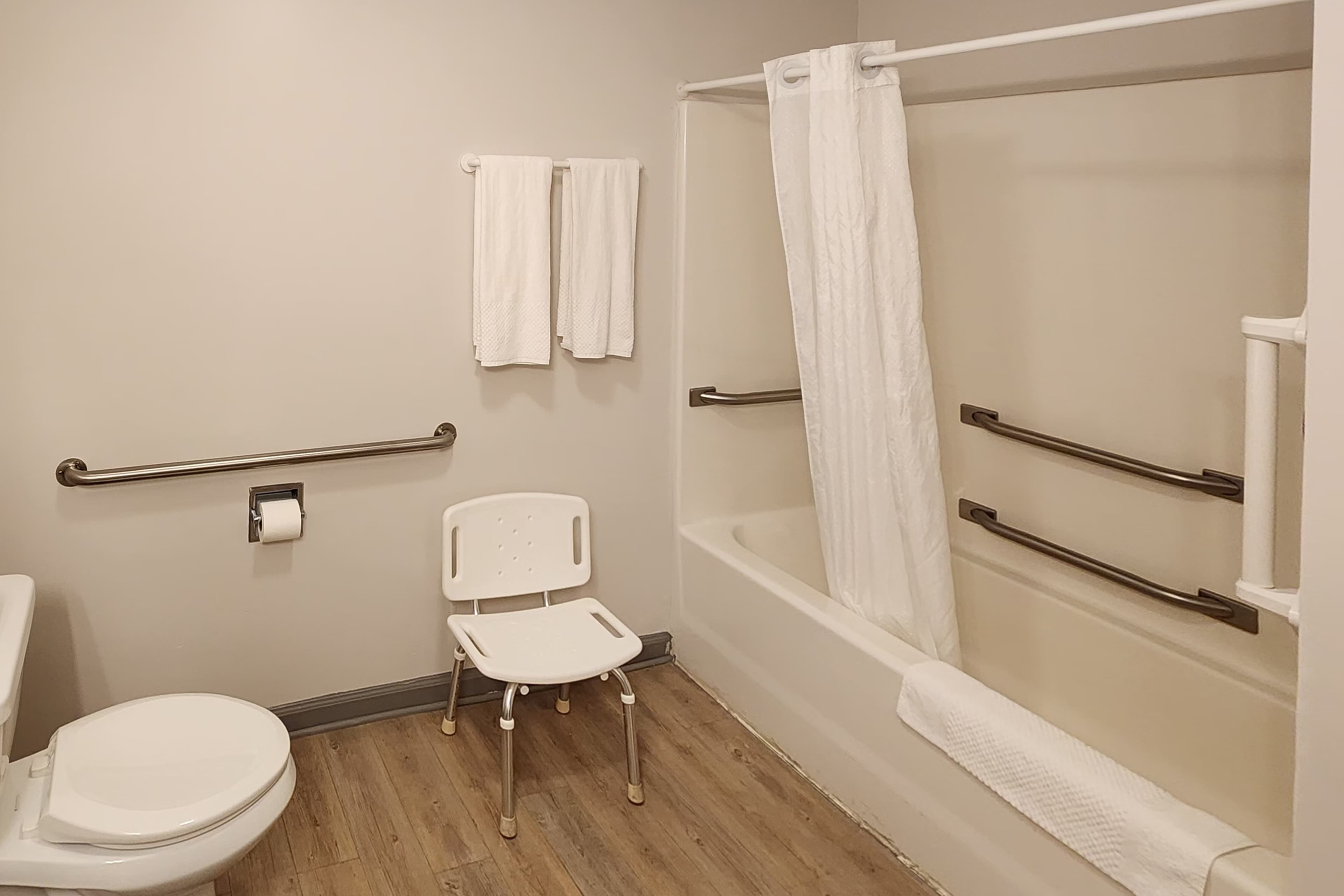 Econo Lodge Lakeshore — 6