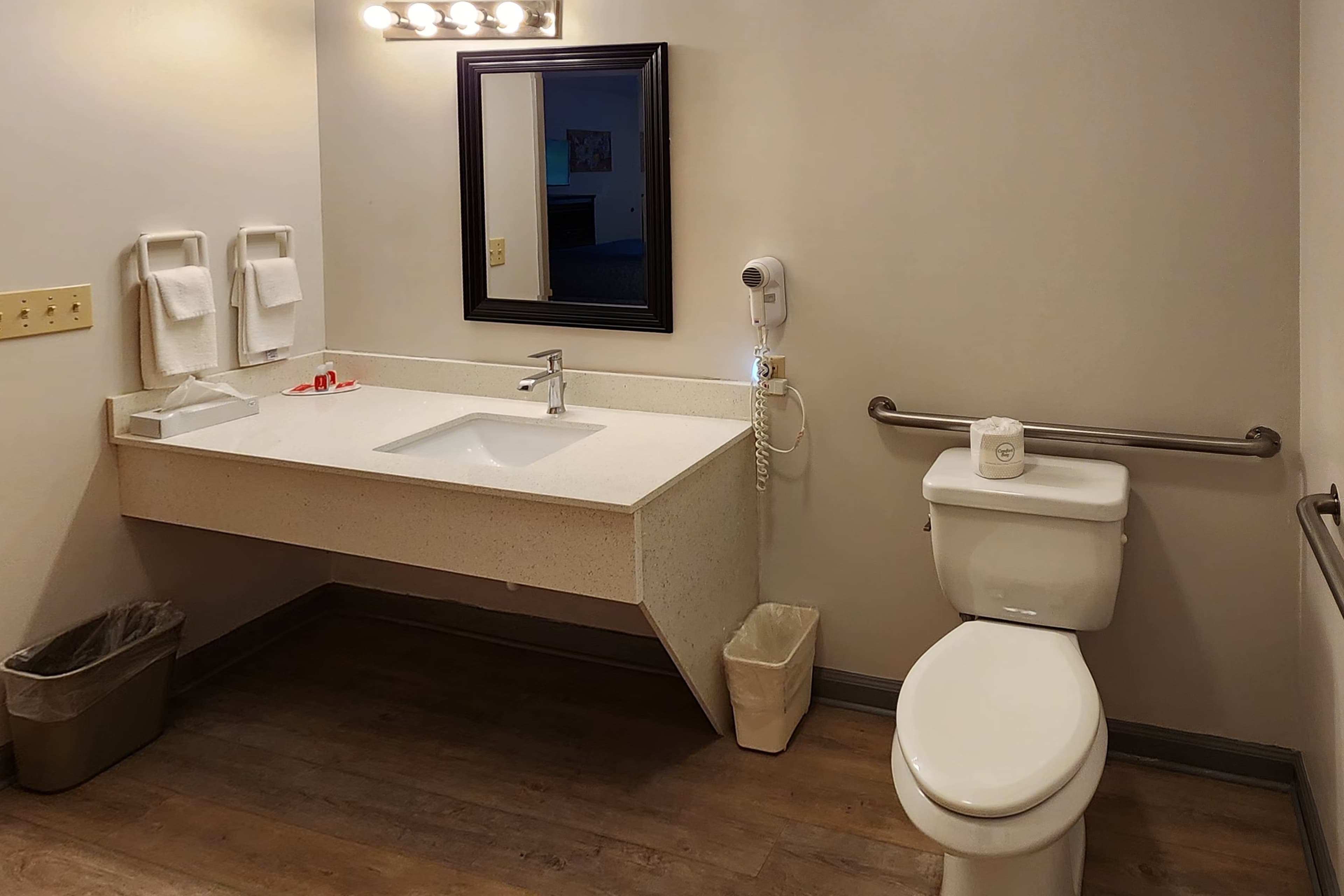 Econo Lodge Lakeshore — 7