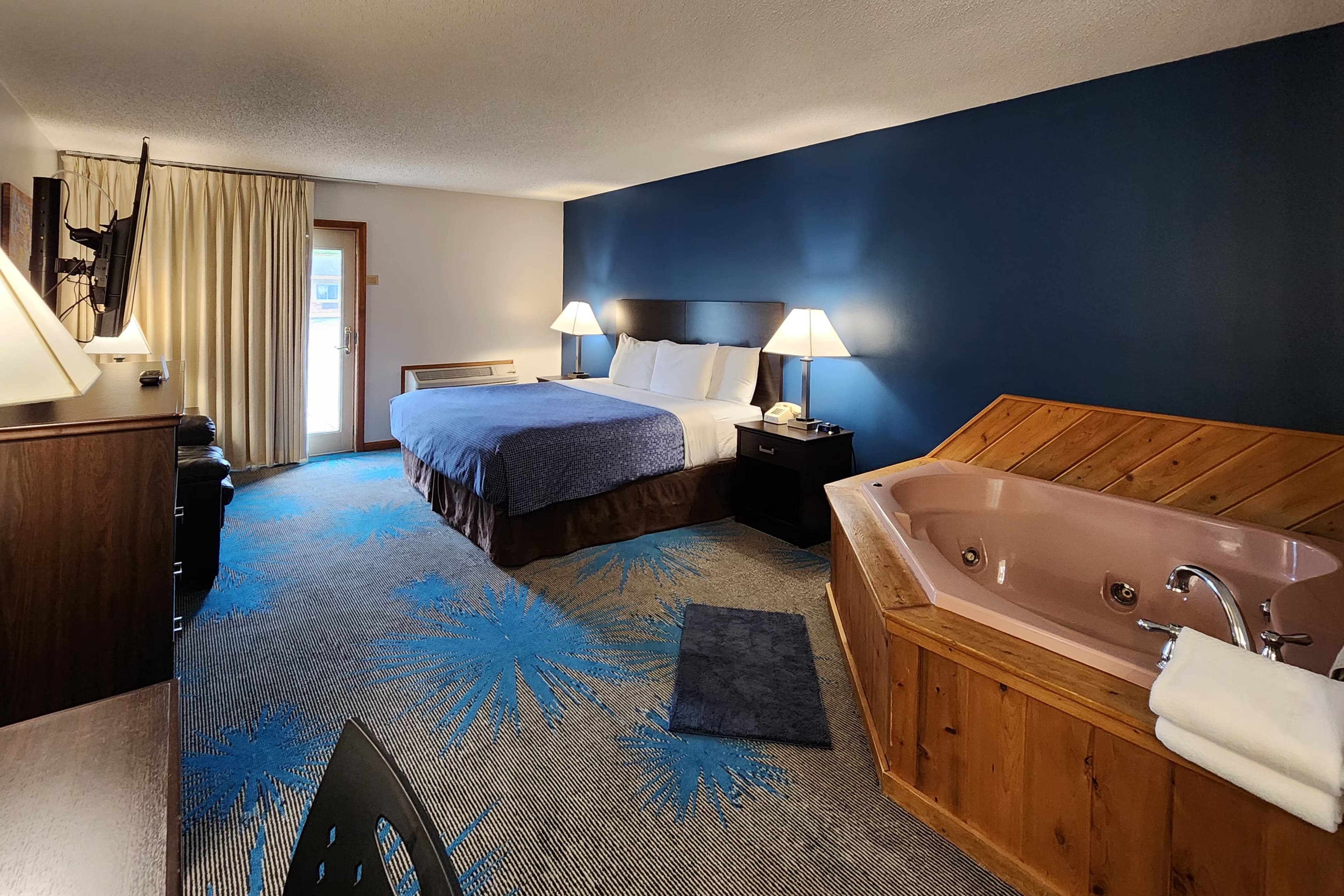 Econo Lodge Lakeshore — 8