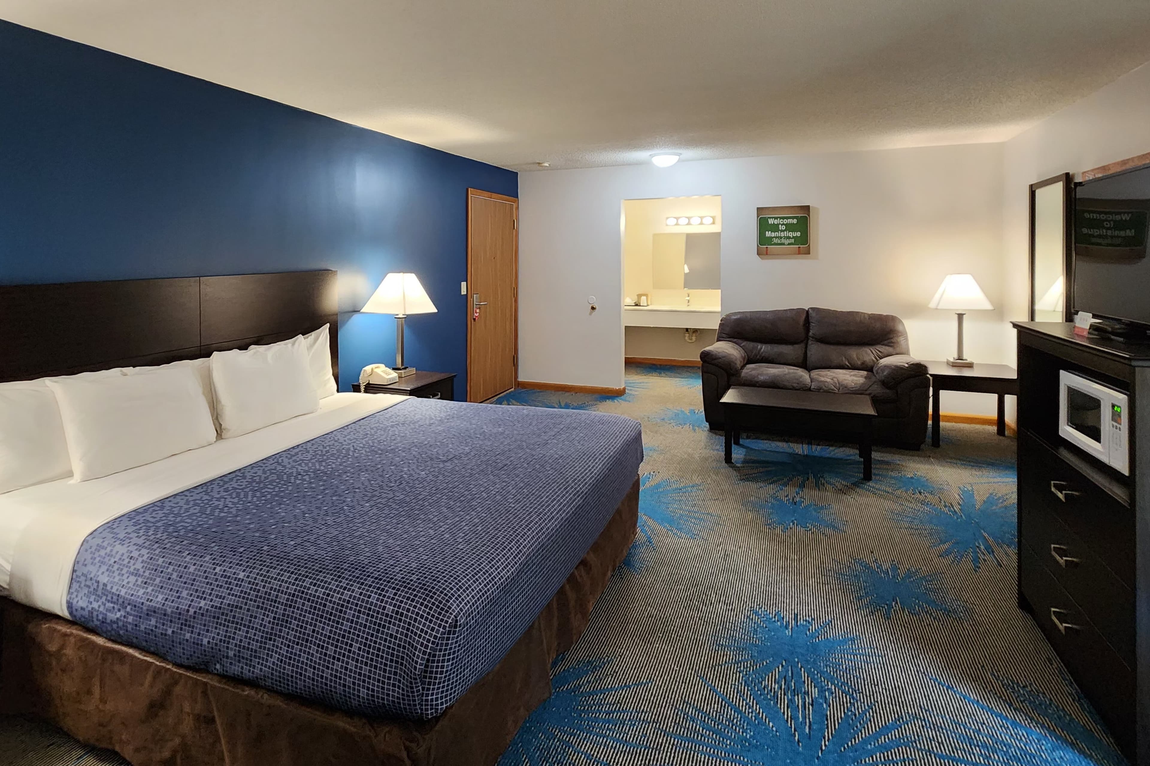Econo Lodge Lakeshore — 14