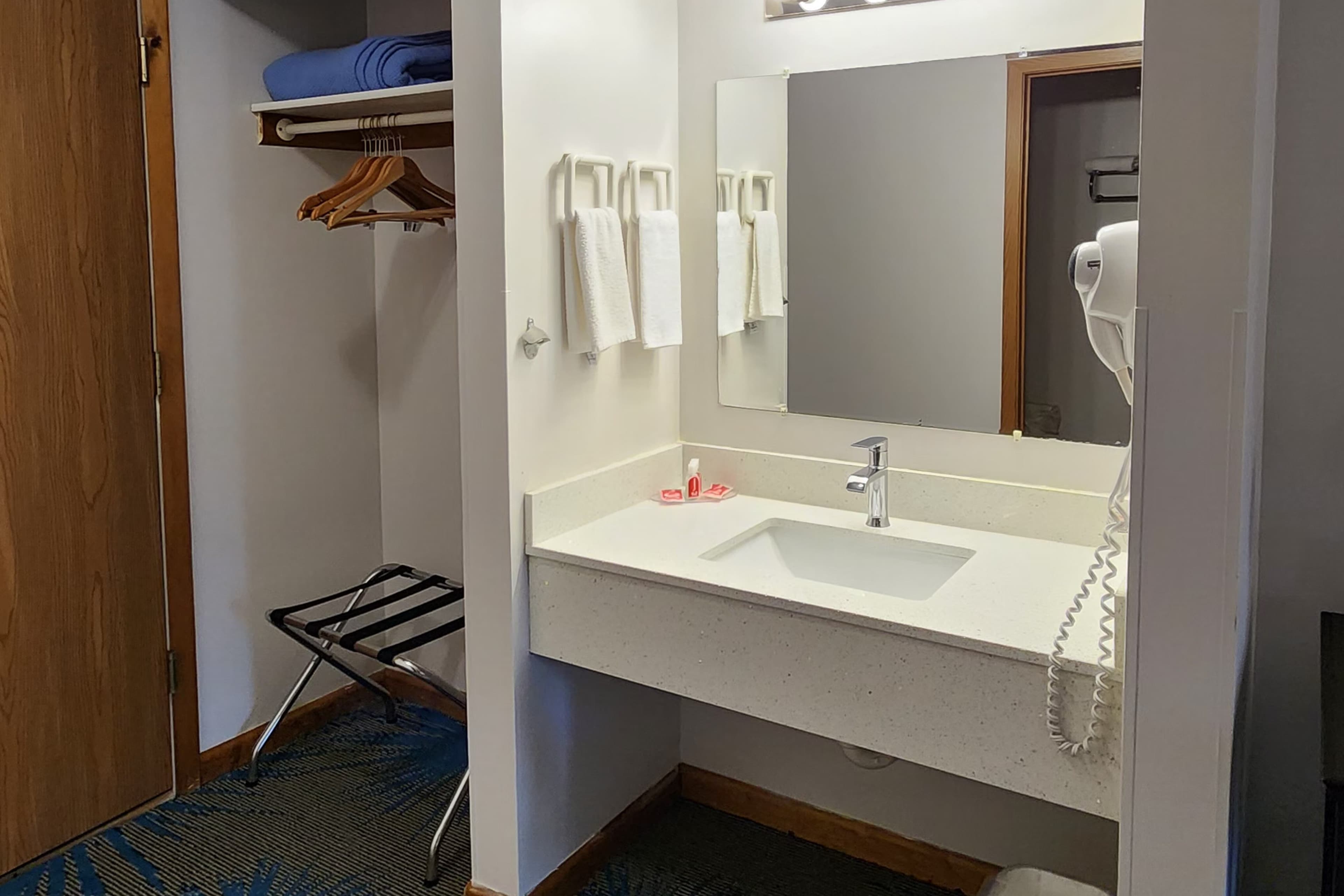 Econo Lodge Lakeshore — 10
