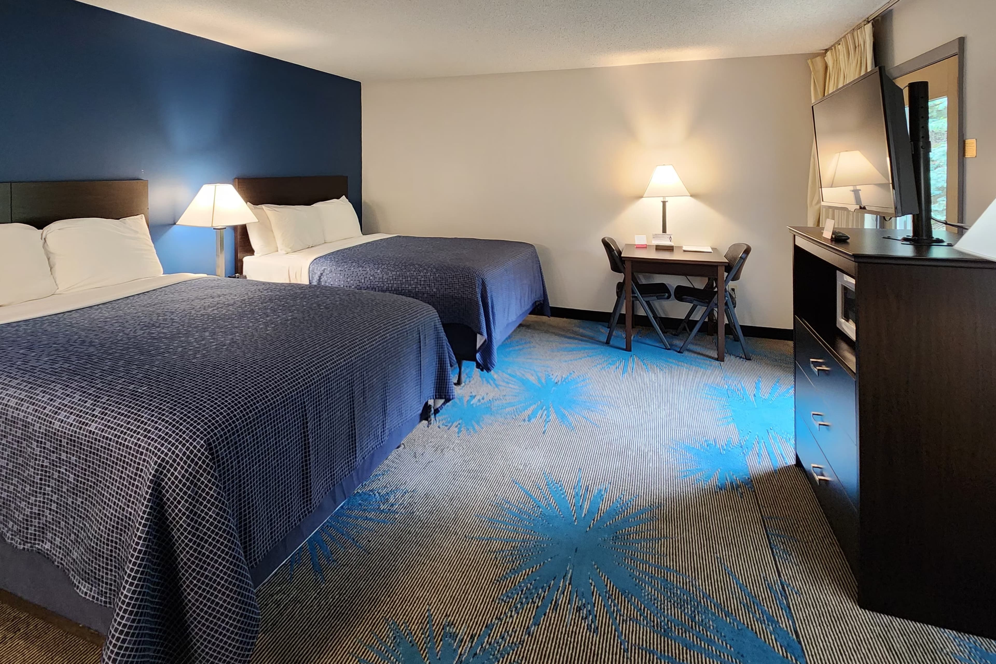 Econo Lodge Lakeshore — 18