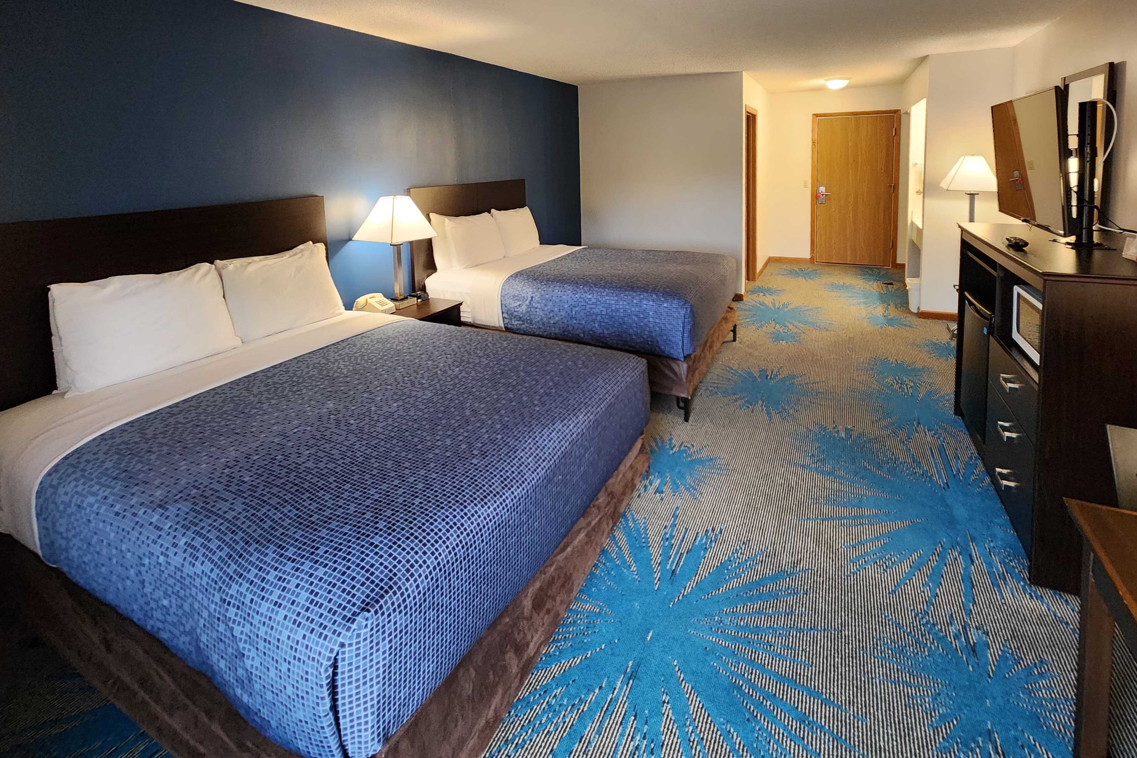 Econo Lodge Lakeshore — 19