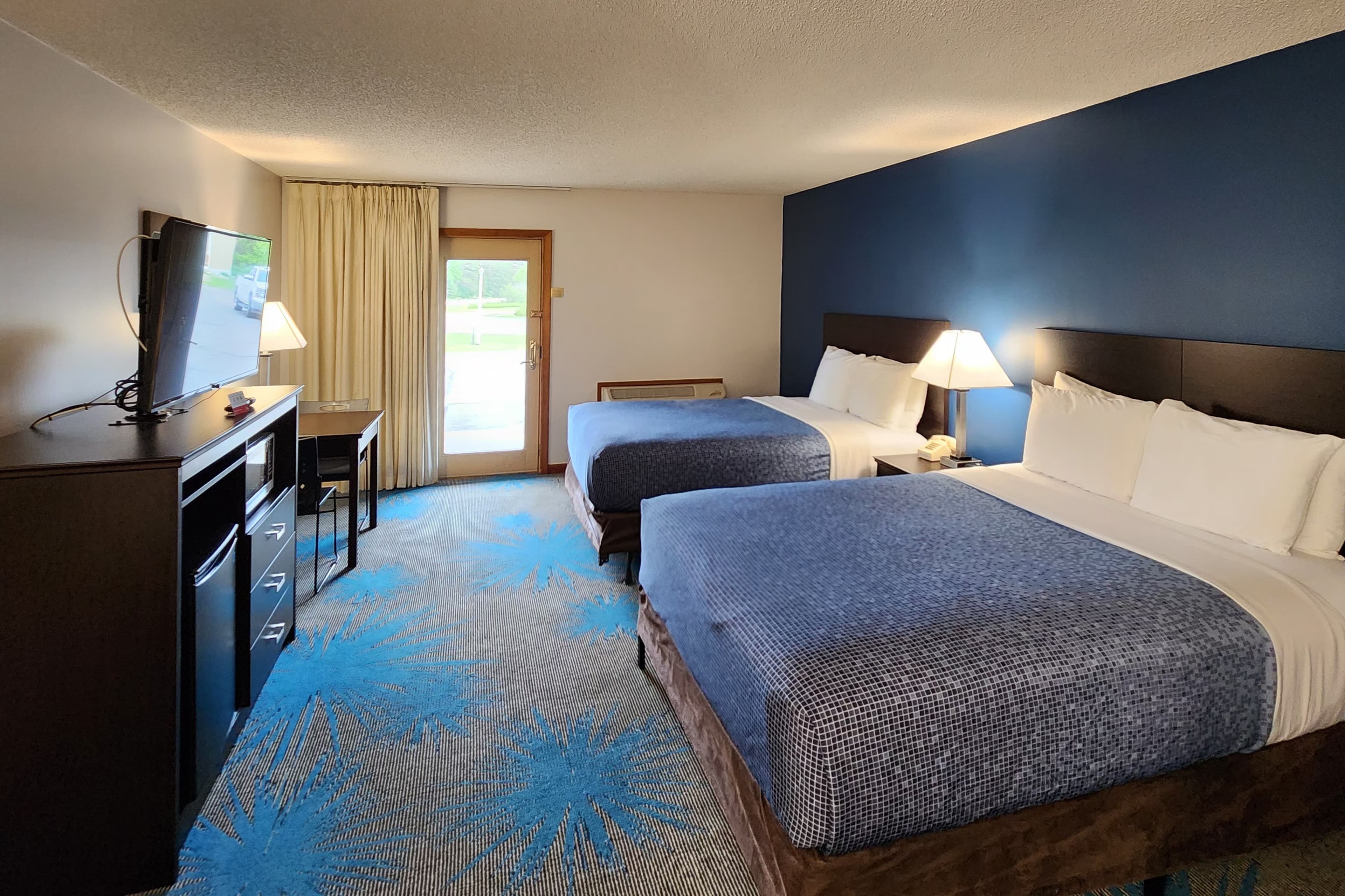 Econo Lodge Lakeshore — 20