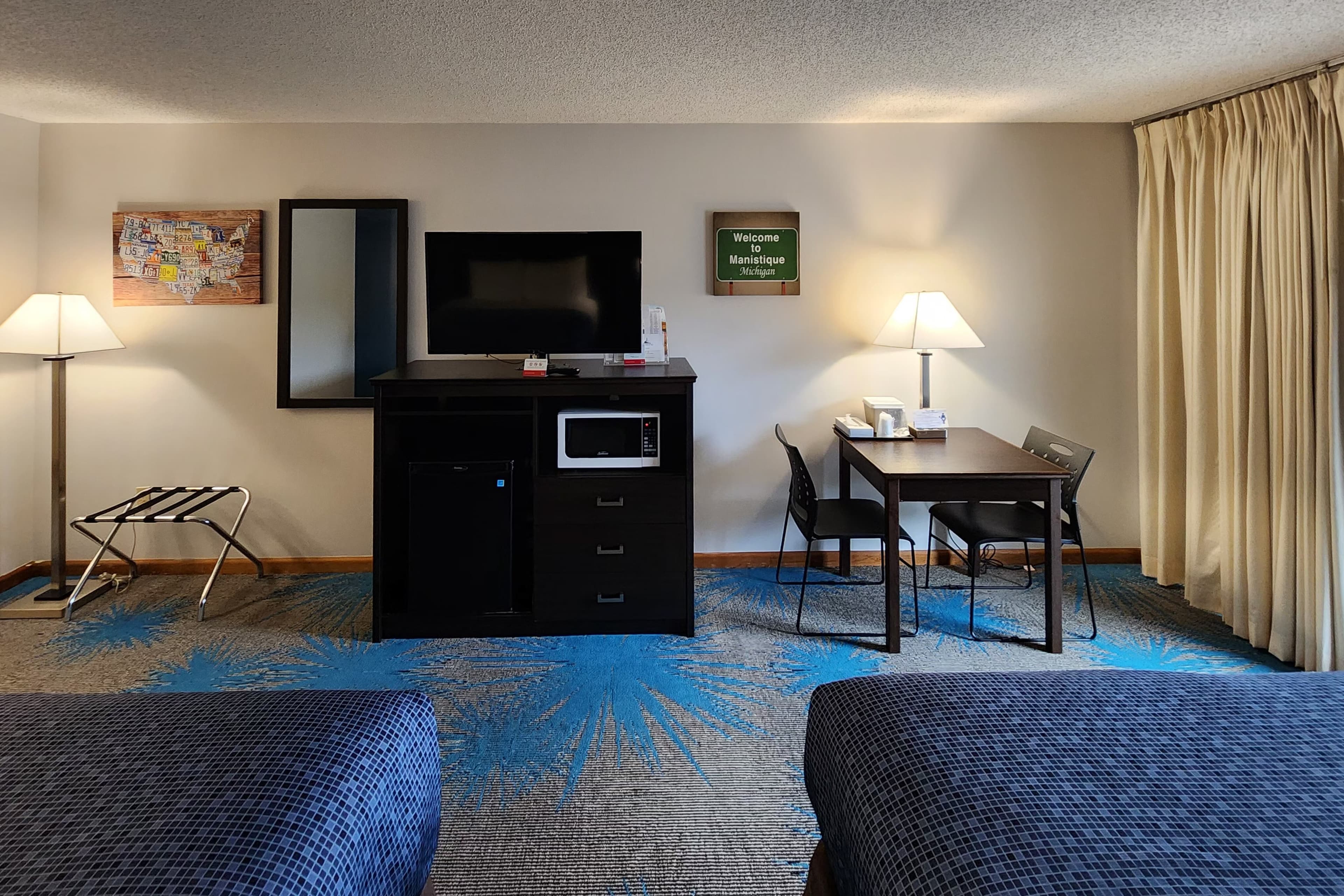 Econo Lodge Lakeshore — 21