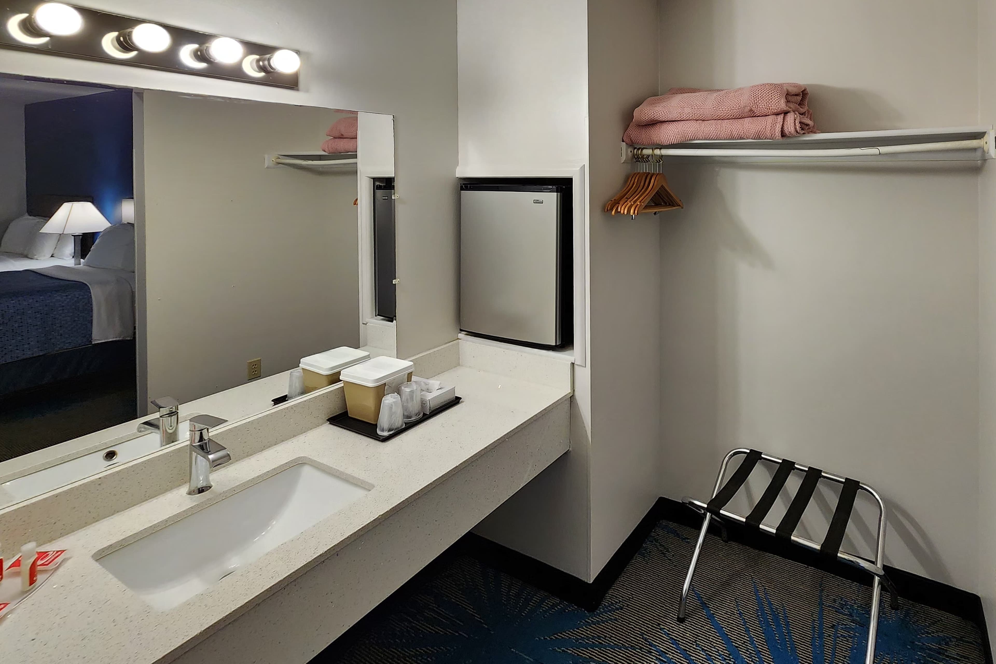Econo Lodge Lakeshore — 22