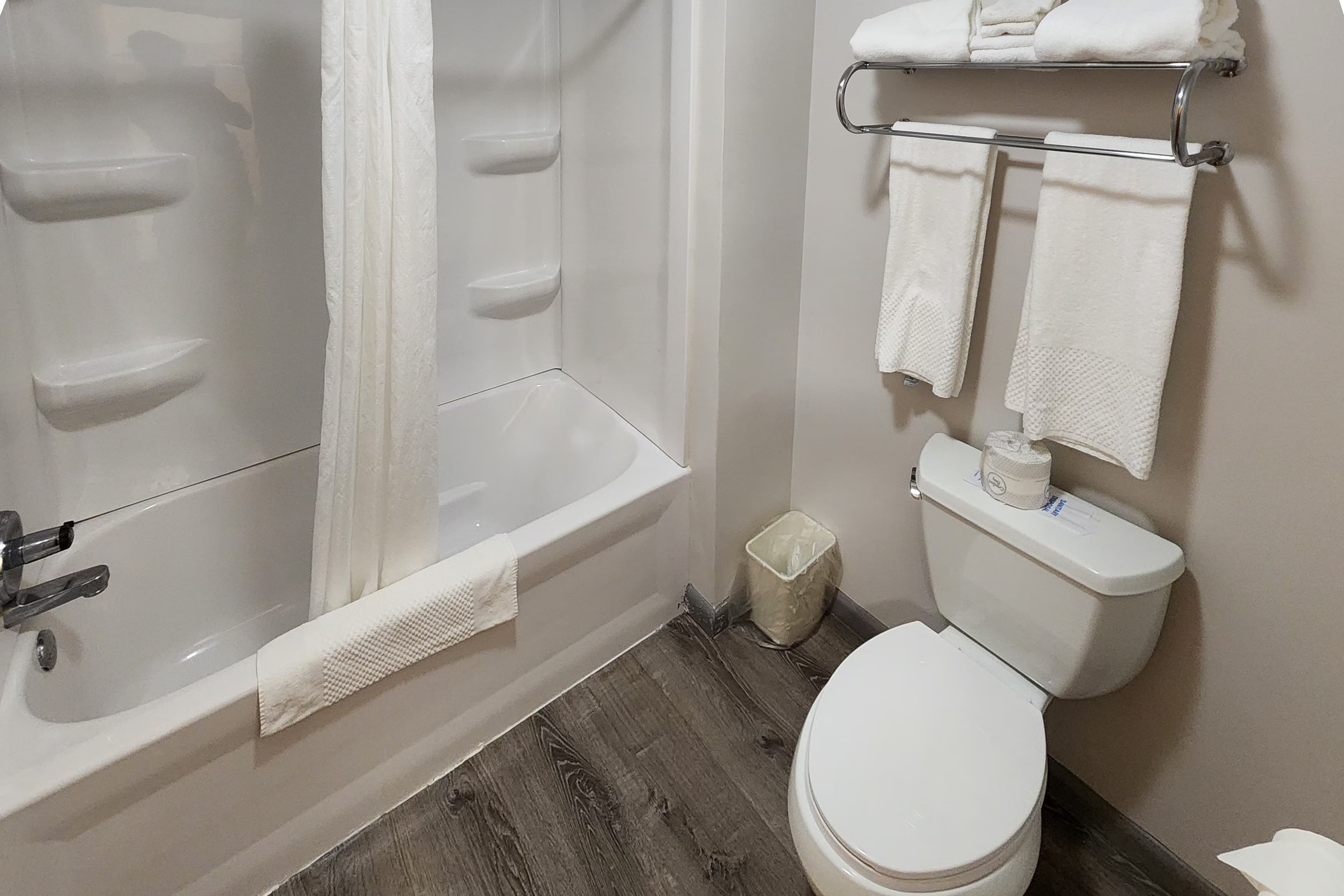 Econo Lodge Lakeshore — 11