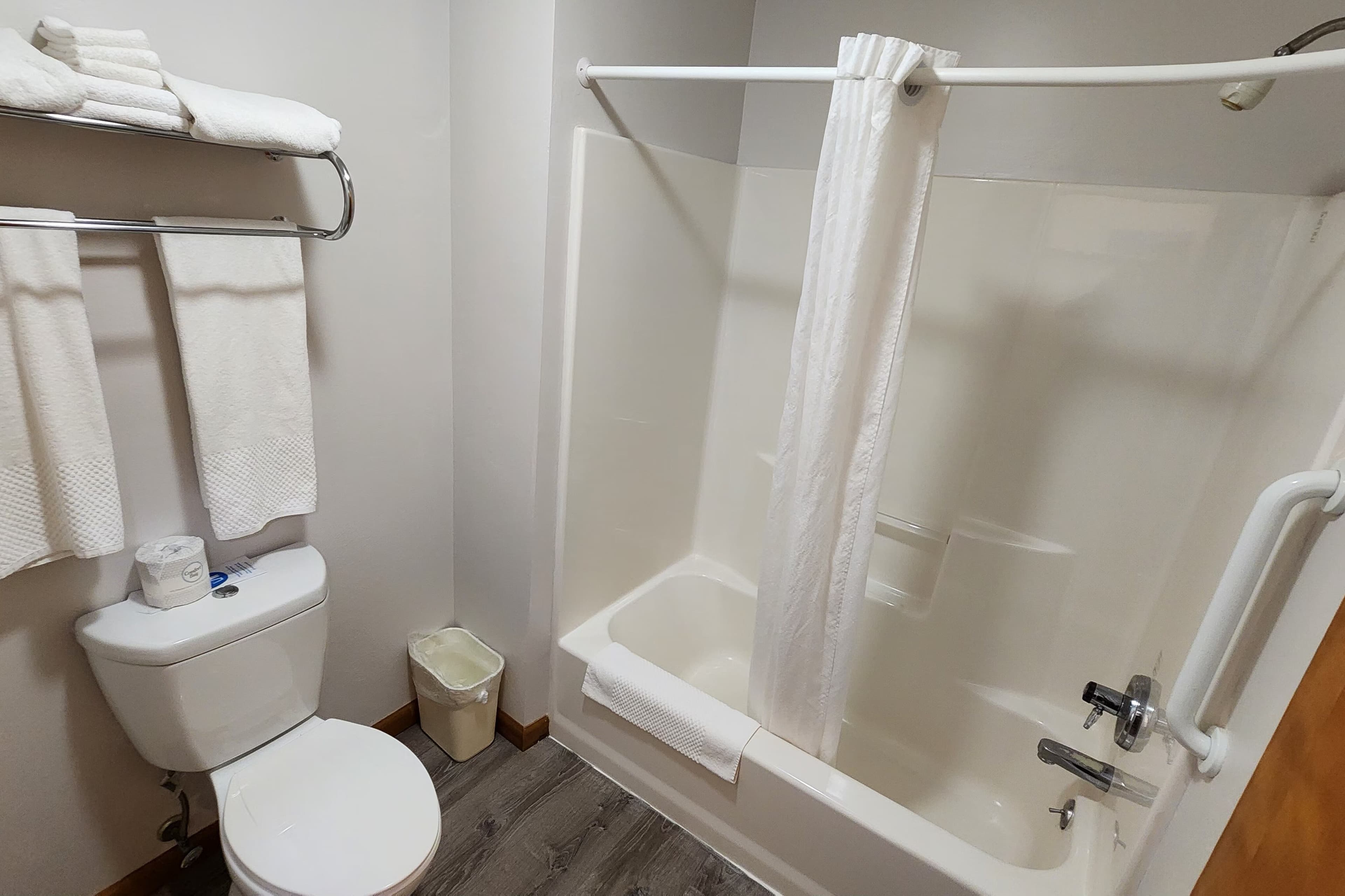 Econo Lodge Lakeshore — 12