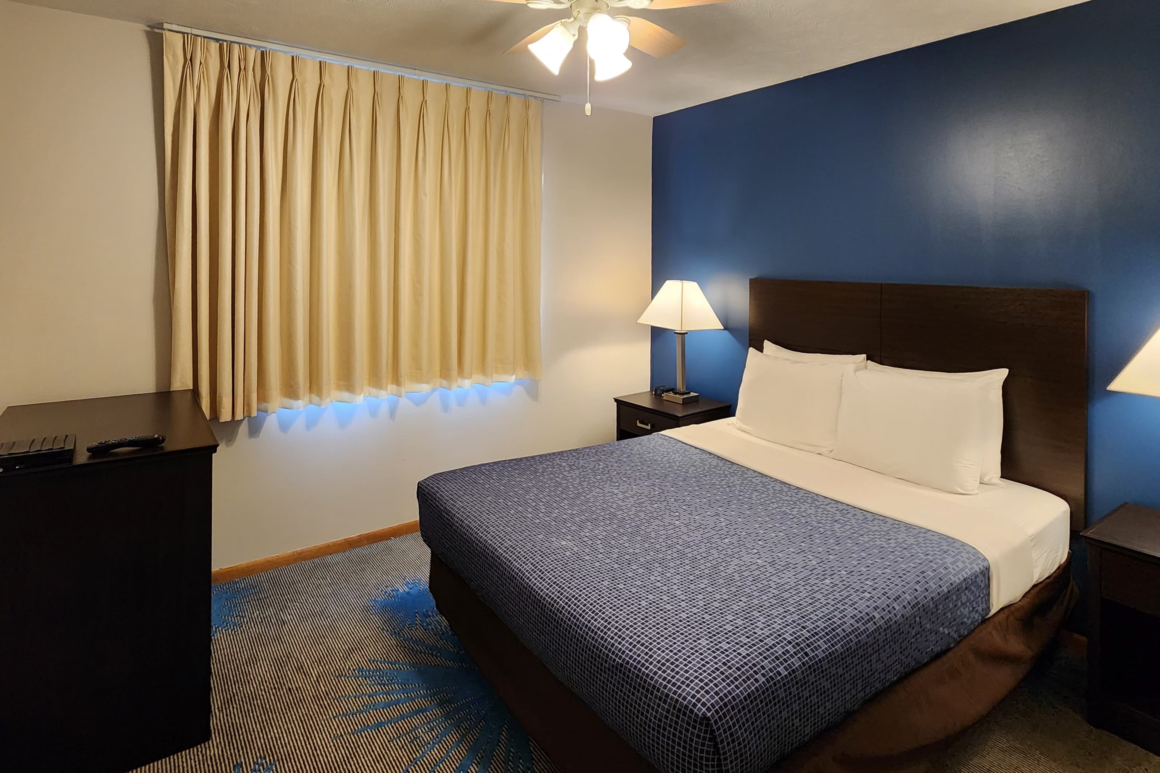 Econo Lodge Lakeshore — 25