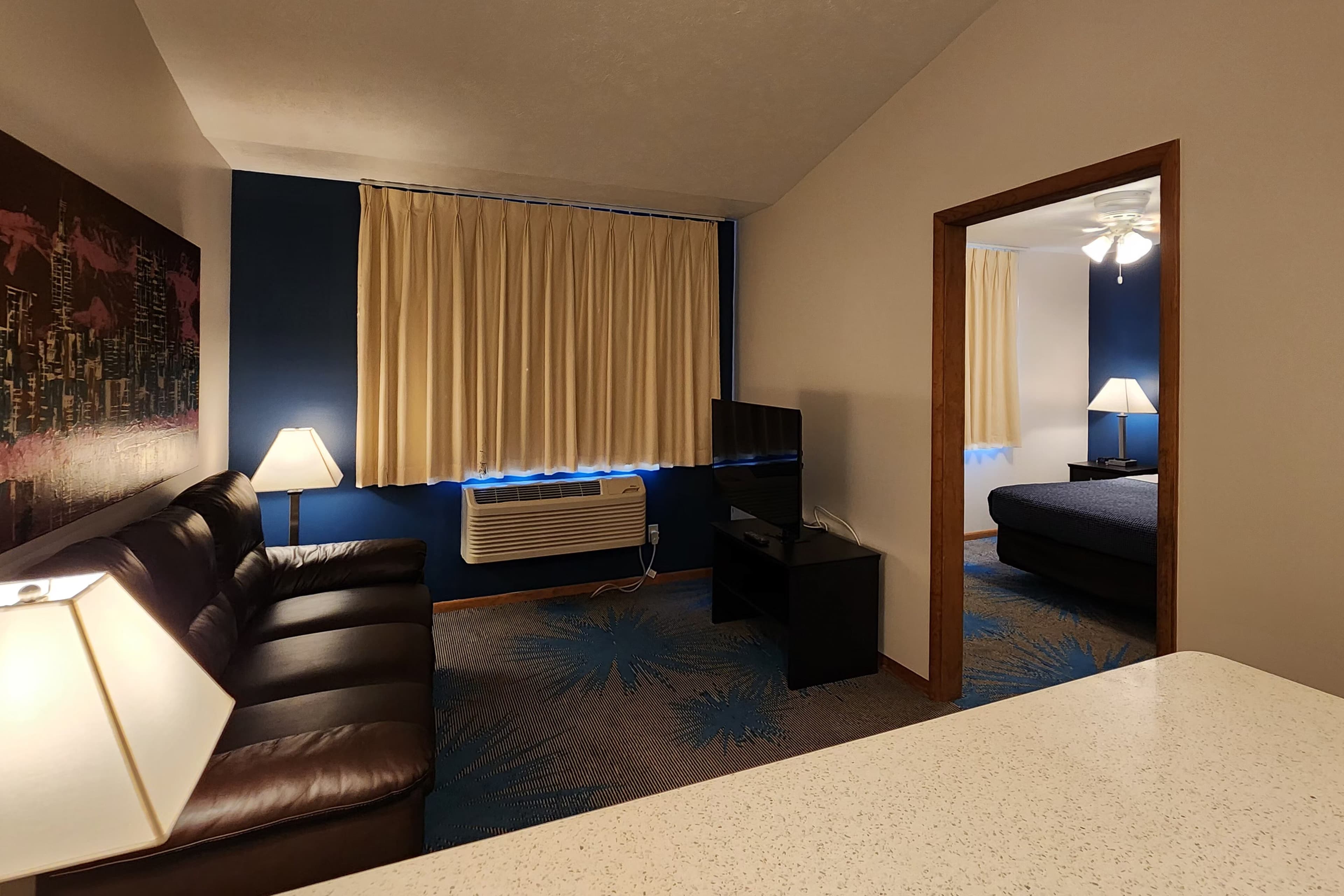 Econo Lodge Lakeshore — 26