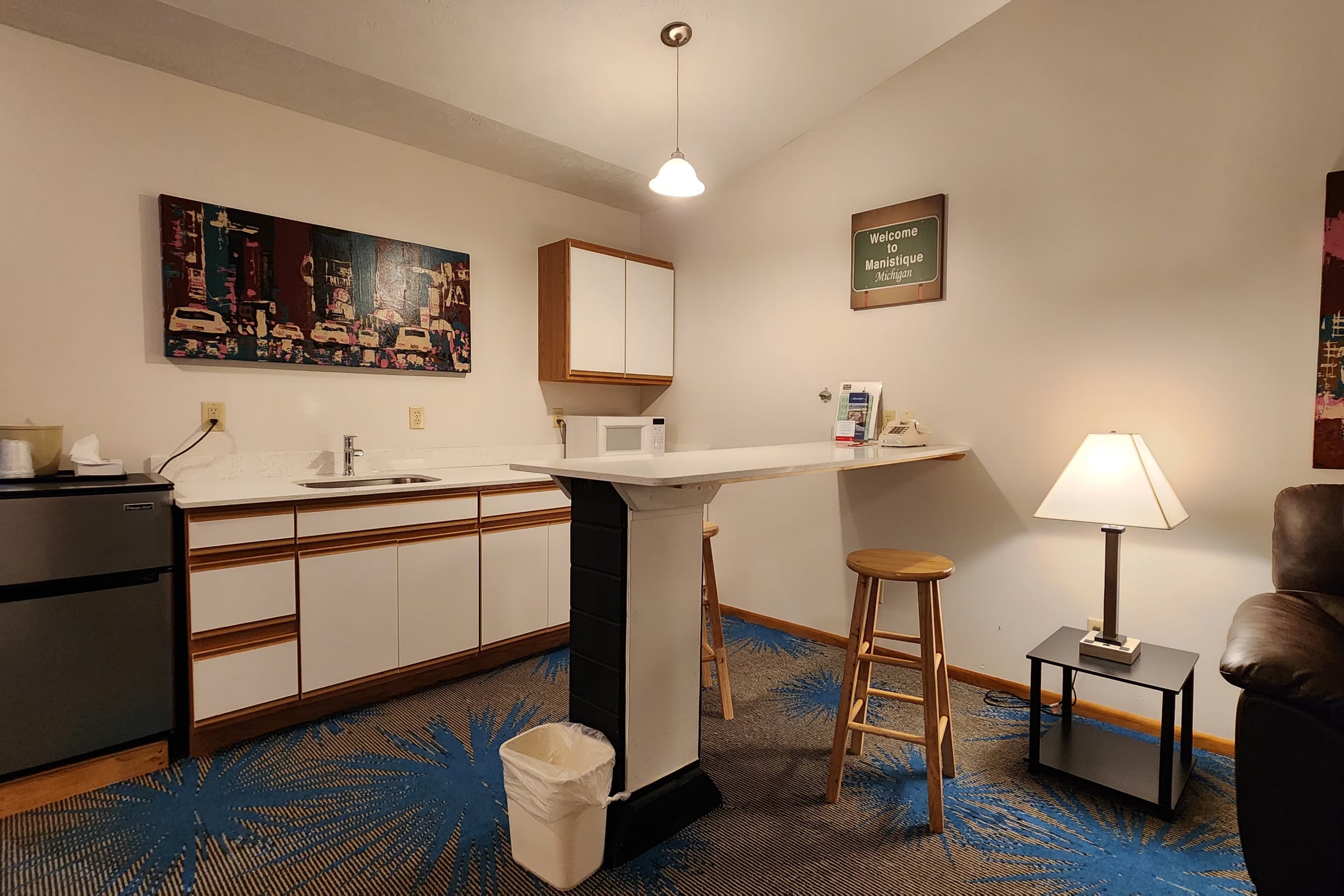 Econo Lodge Lakeshore — 27