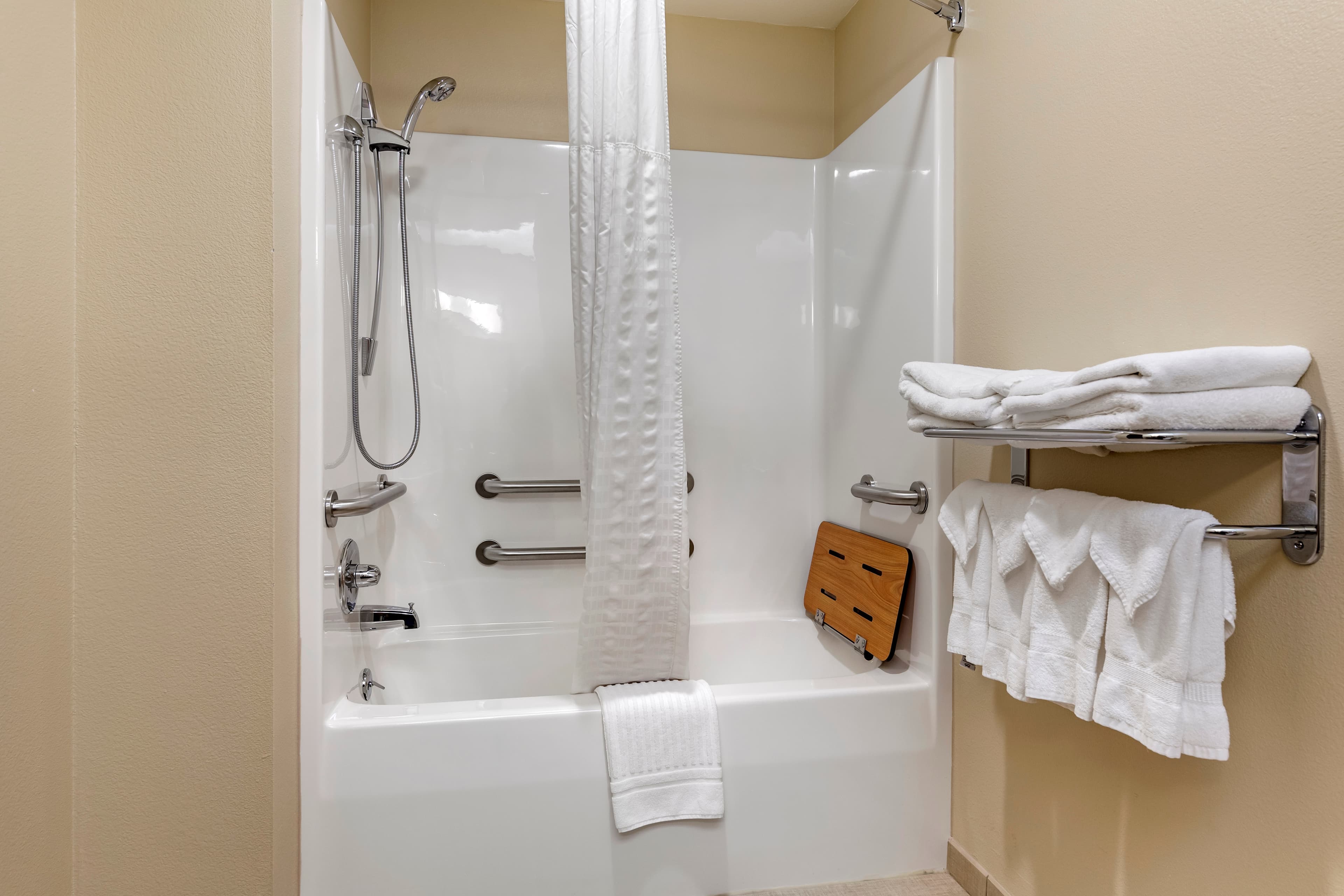 Comfort Suites Marquette - Image 5