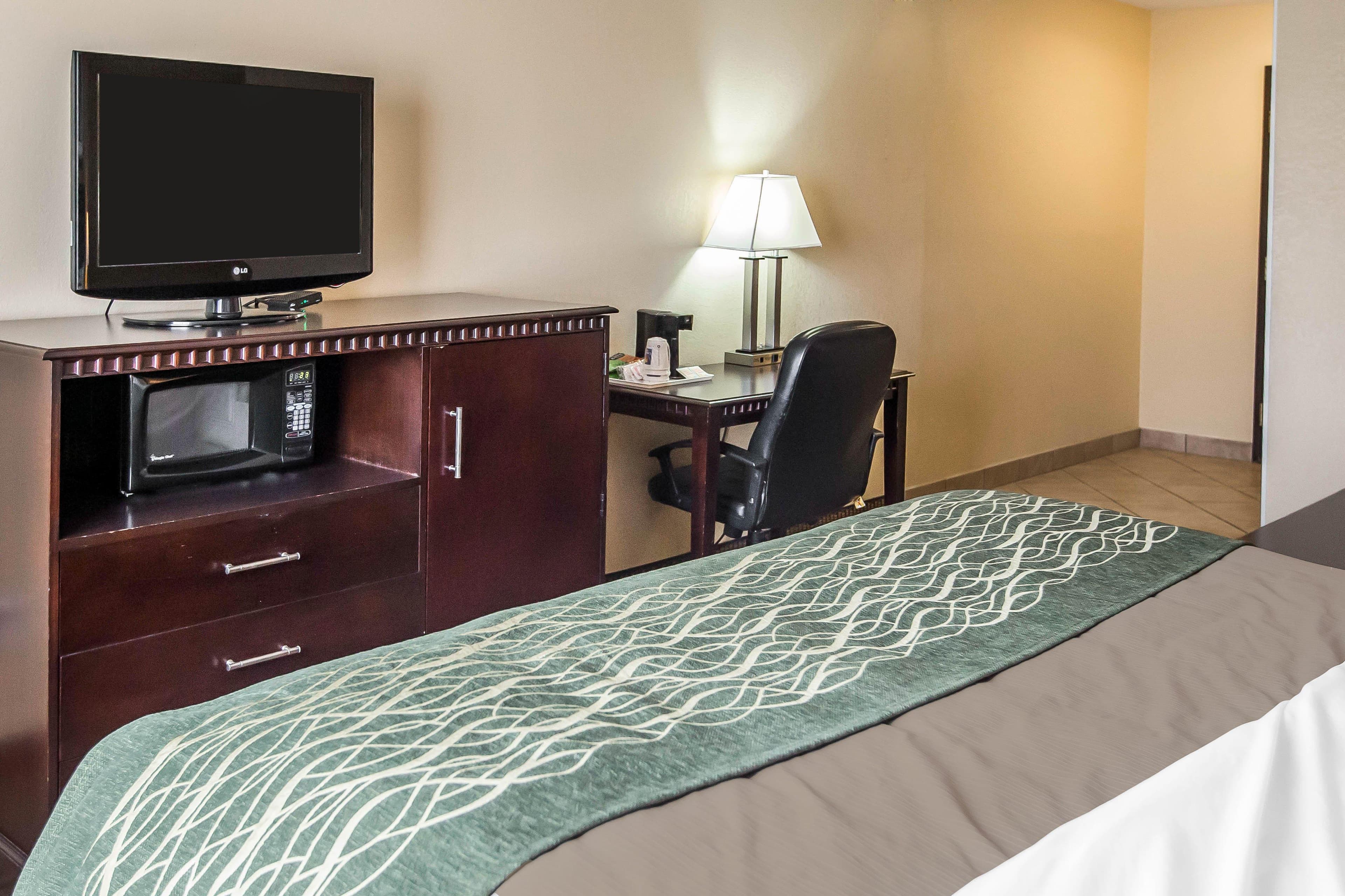 Econo Lodge Inn & Suites Monroe - Image 4
