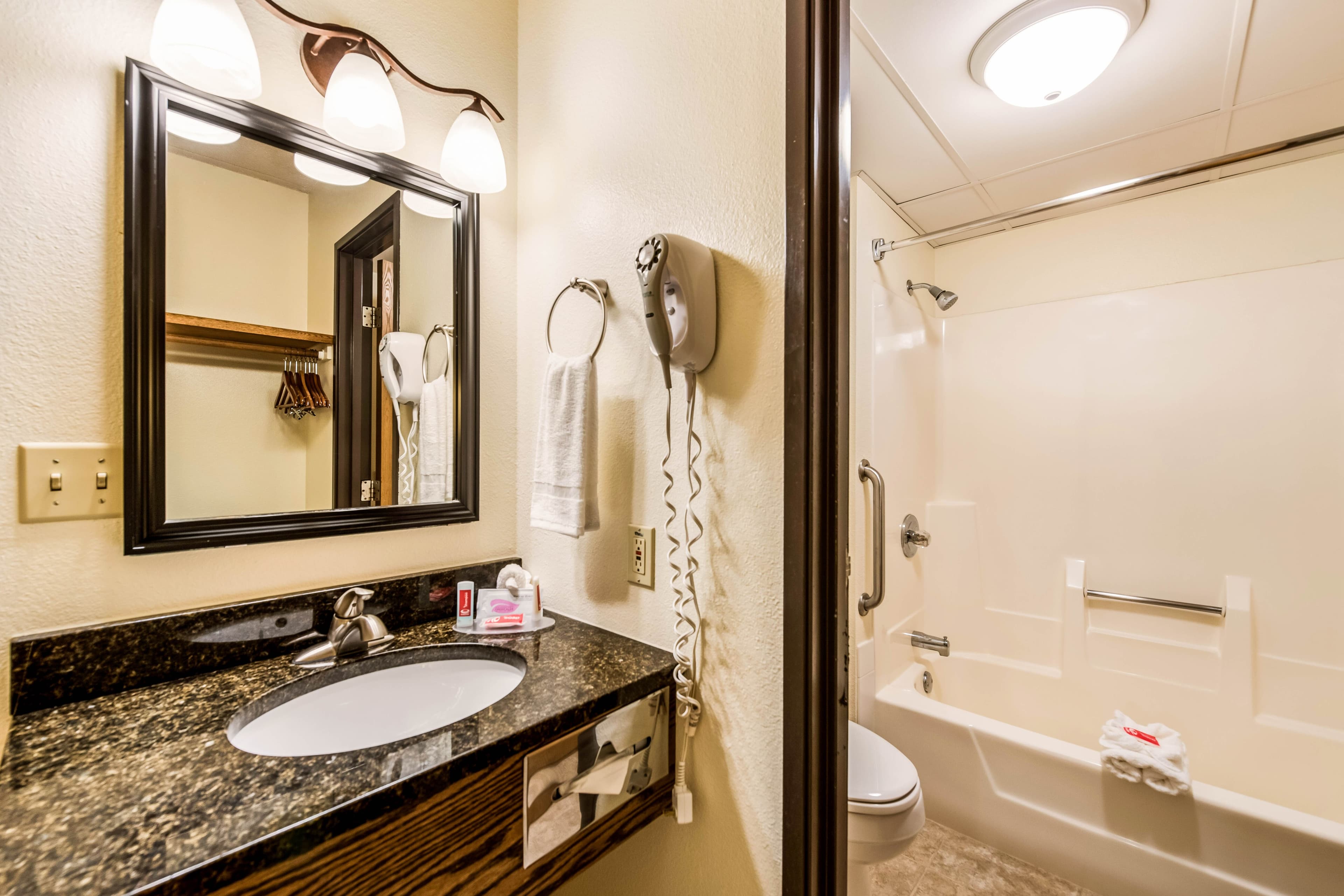 Econo Lodge Mayo Clinic Area — 16