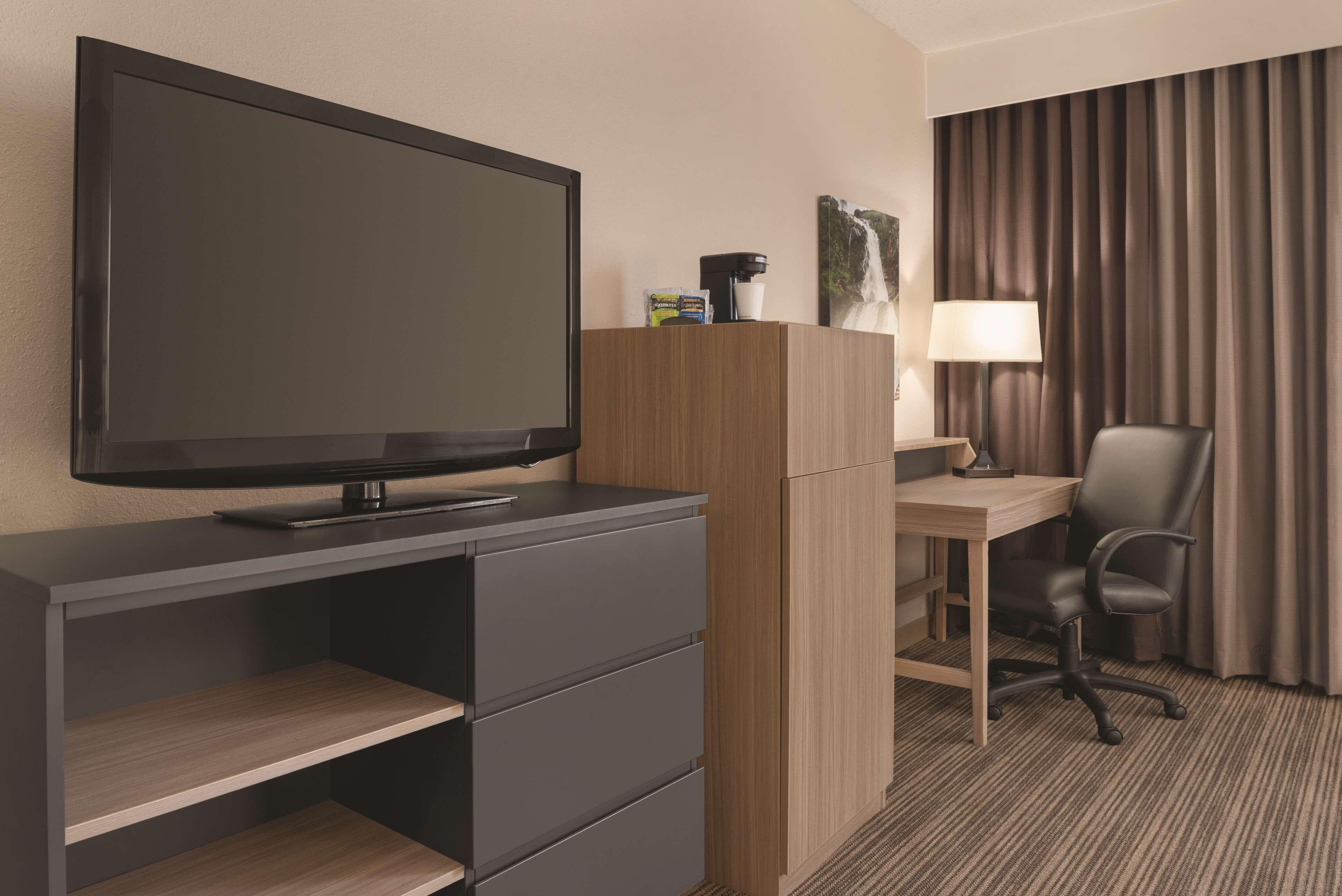 Country Inn & Suites by Radisson, Eagan, MN — 4