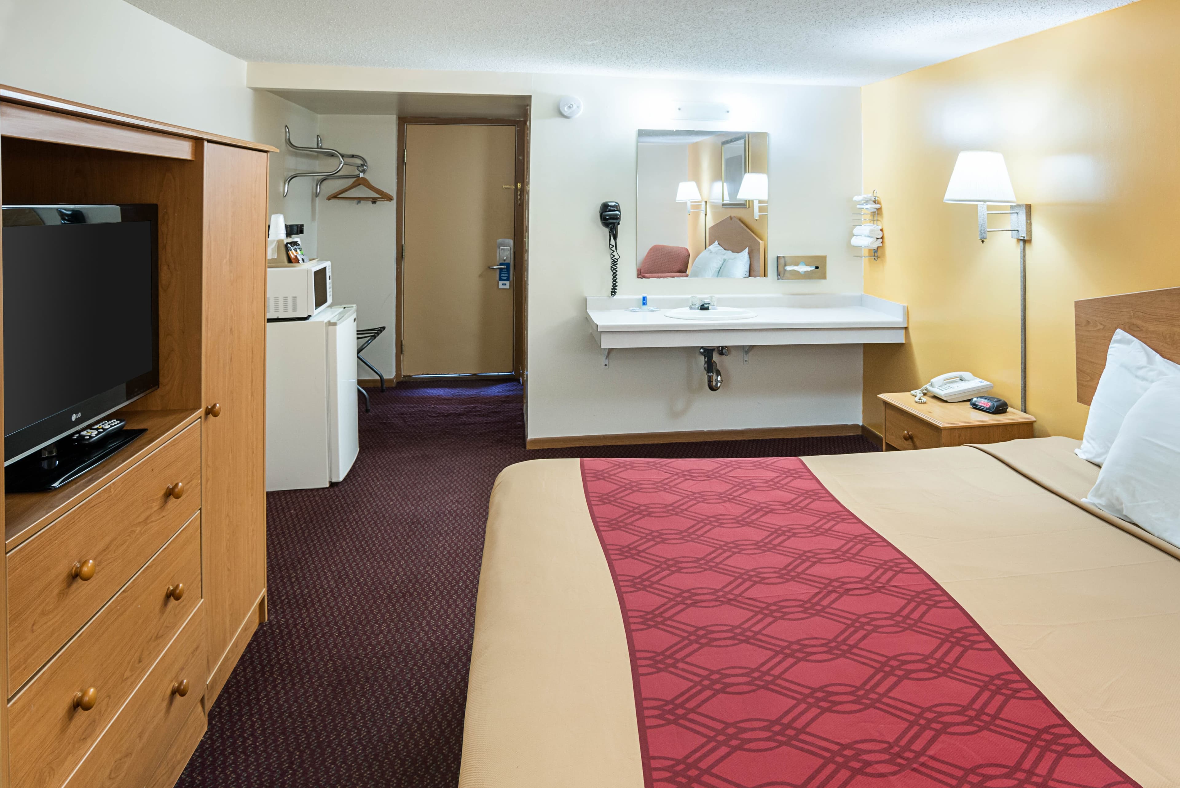 Rodeway Inn & Suites Austin I-90 — 8