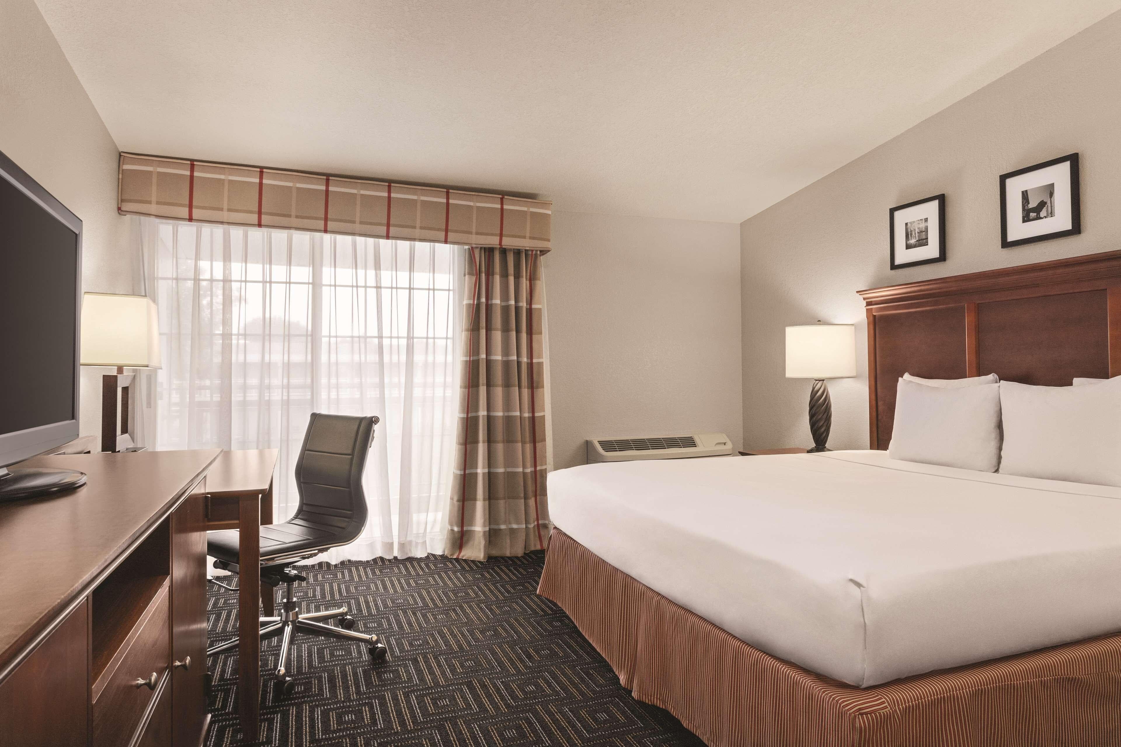 Country Inn & Suites by Radisson, Woodbury, MN - Image 2