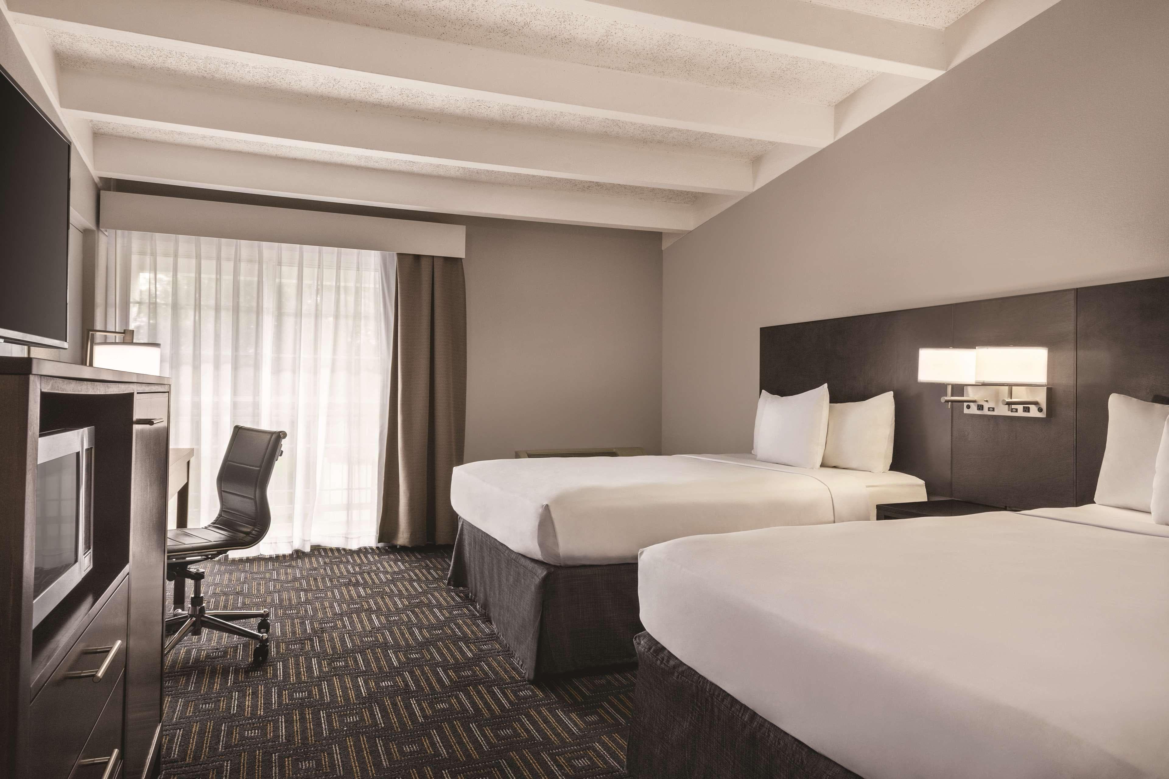 Country Inn & Suites by Radisson, Woodbury, MN — 16
