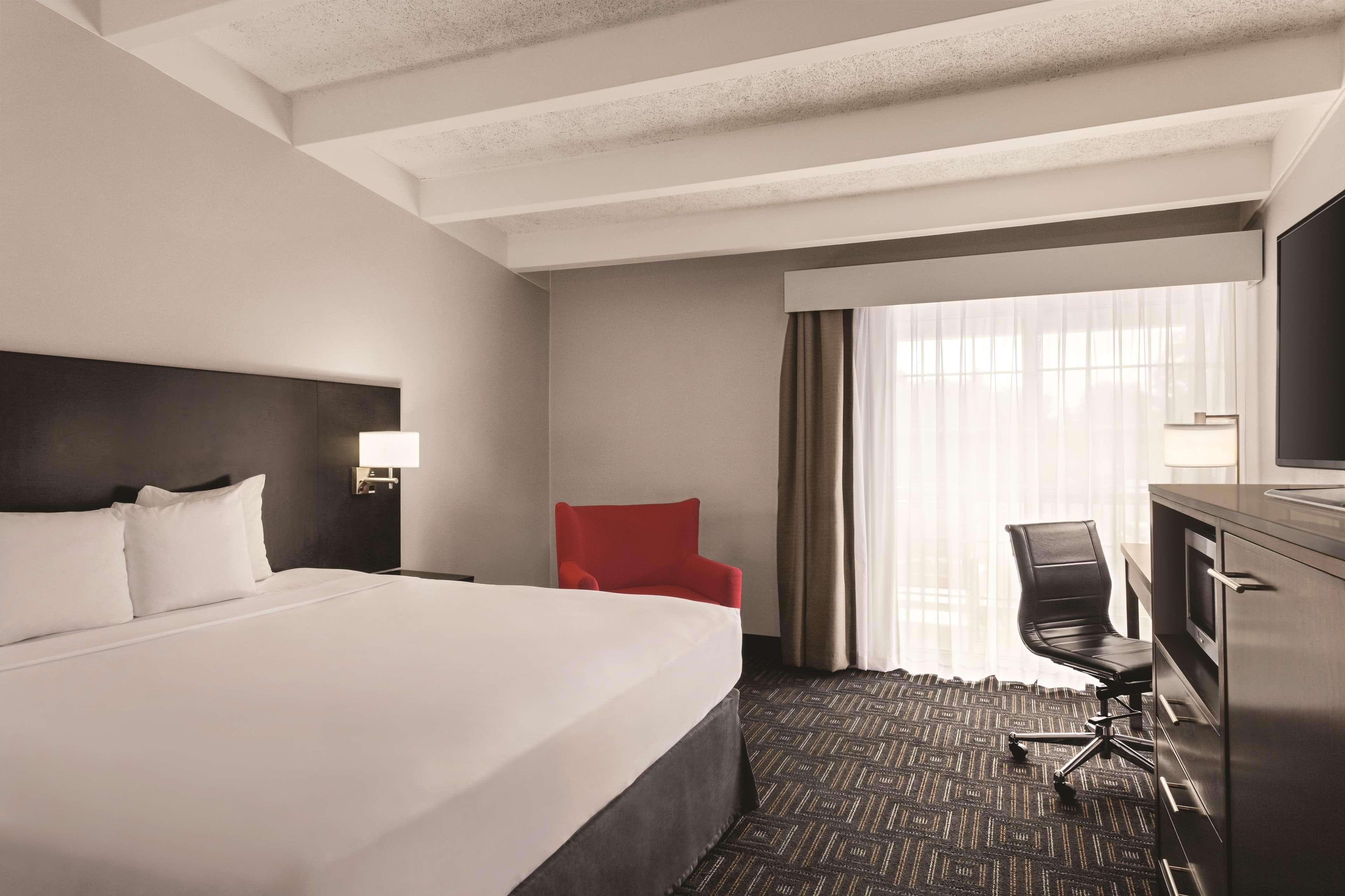 Country Inn & Suites by Radisson, Woodbury, MN - Image 3