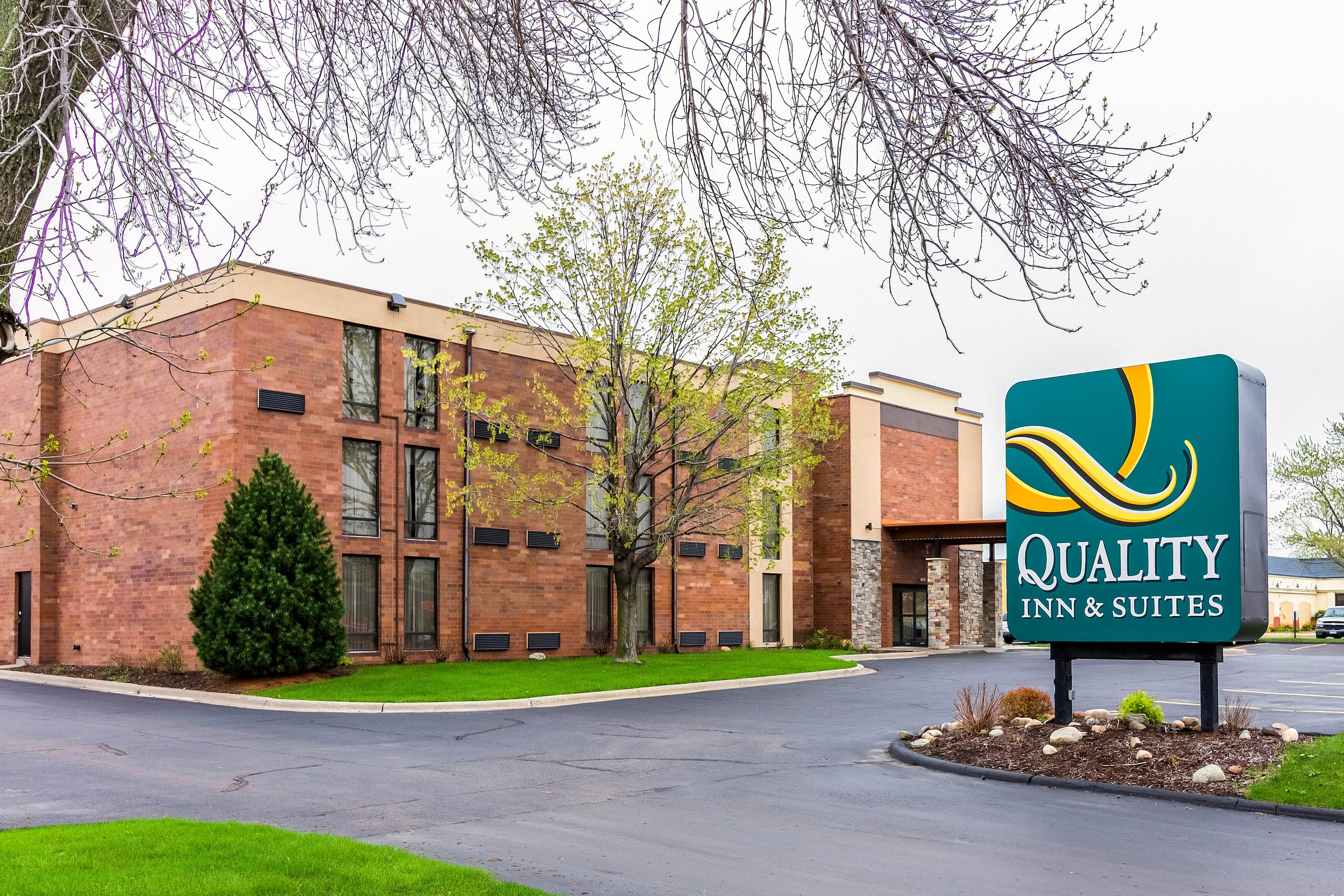 Quality Inn & Suites Arden Hills - Saint Paul North - Image 1