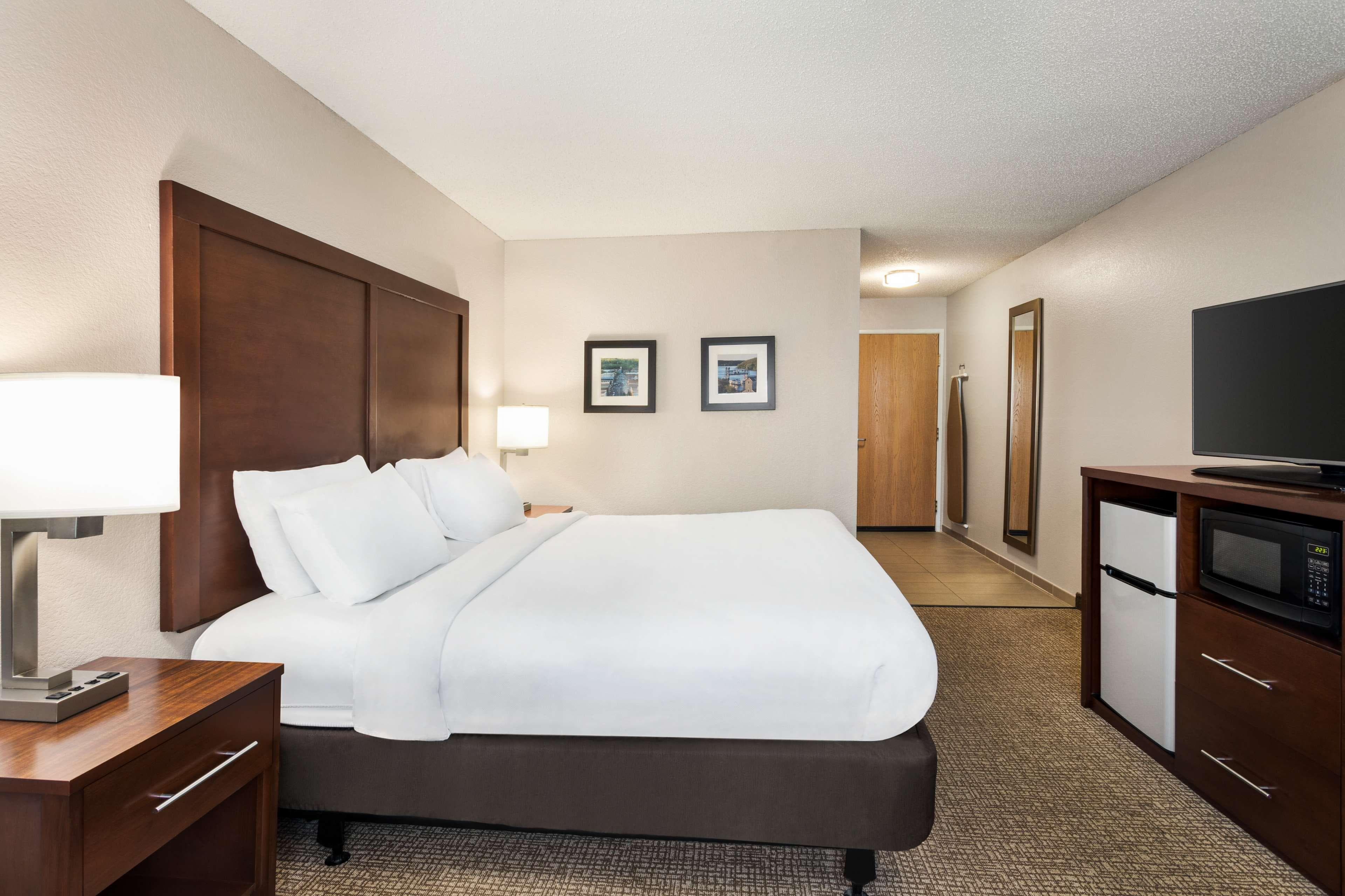 Country Inn & Suites by Radisson, Stillwater, MN - Image 2