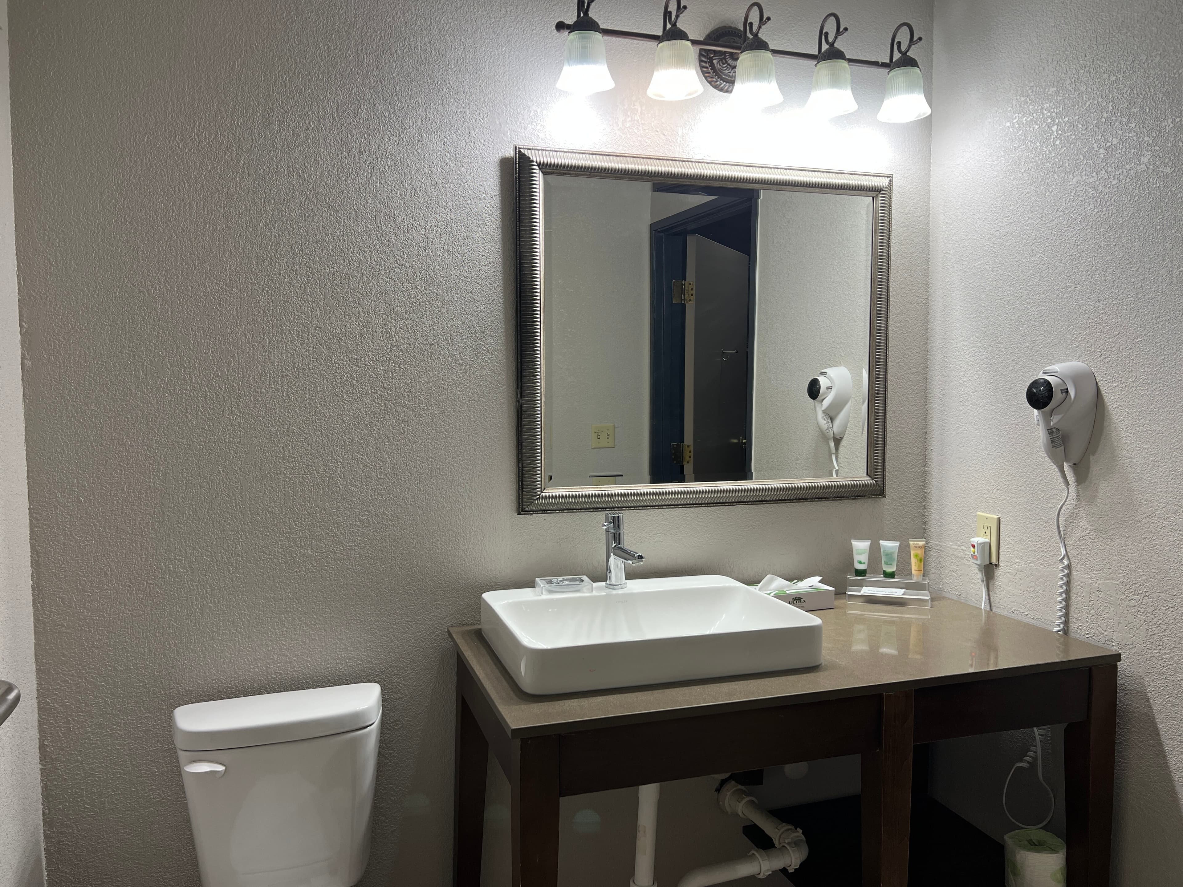 Country Inn & Suites by Radisson, Minneapolis/Shakopee - Image 4