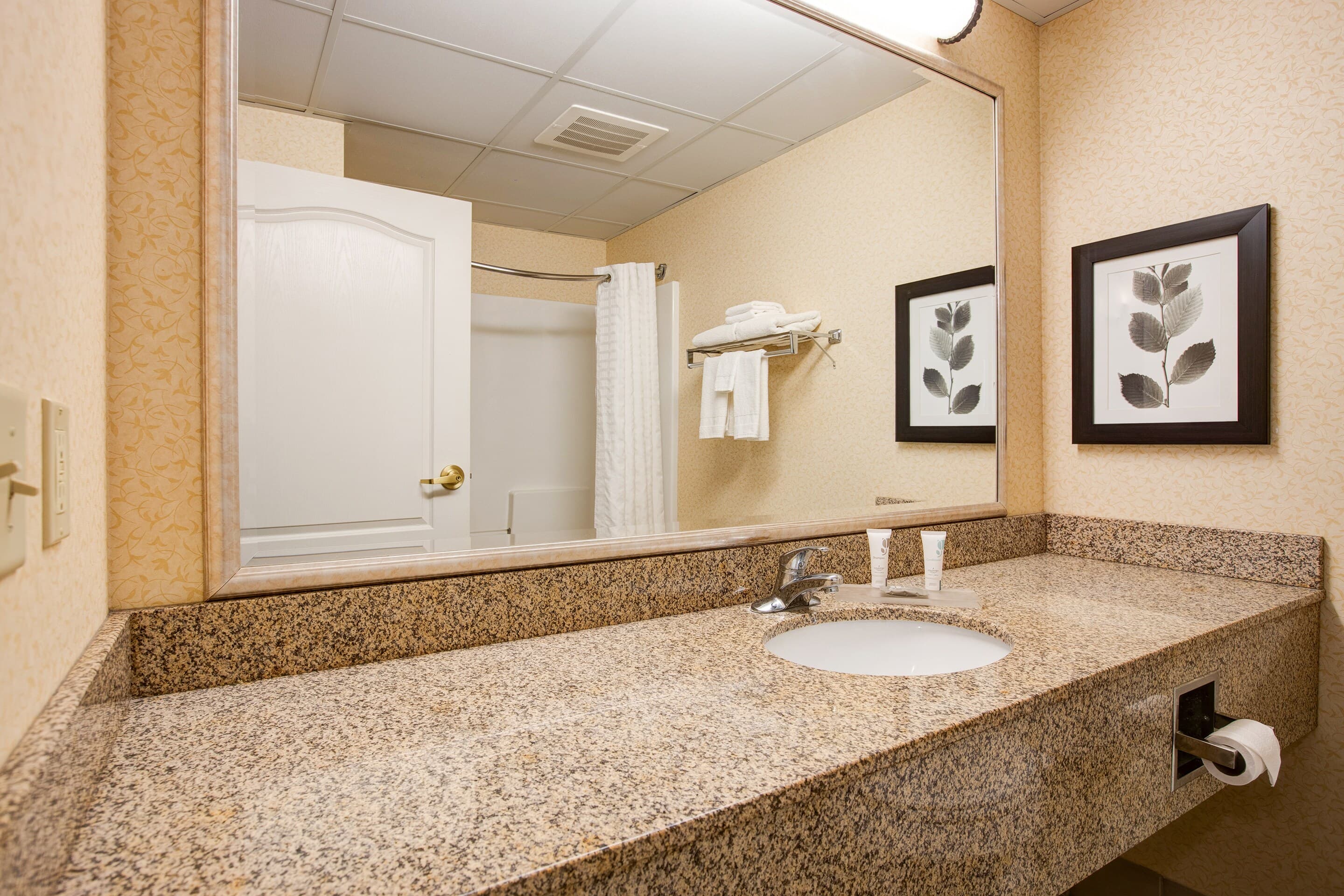 Comfort Inn & Suites St. Paul Northeast — 13
