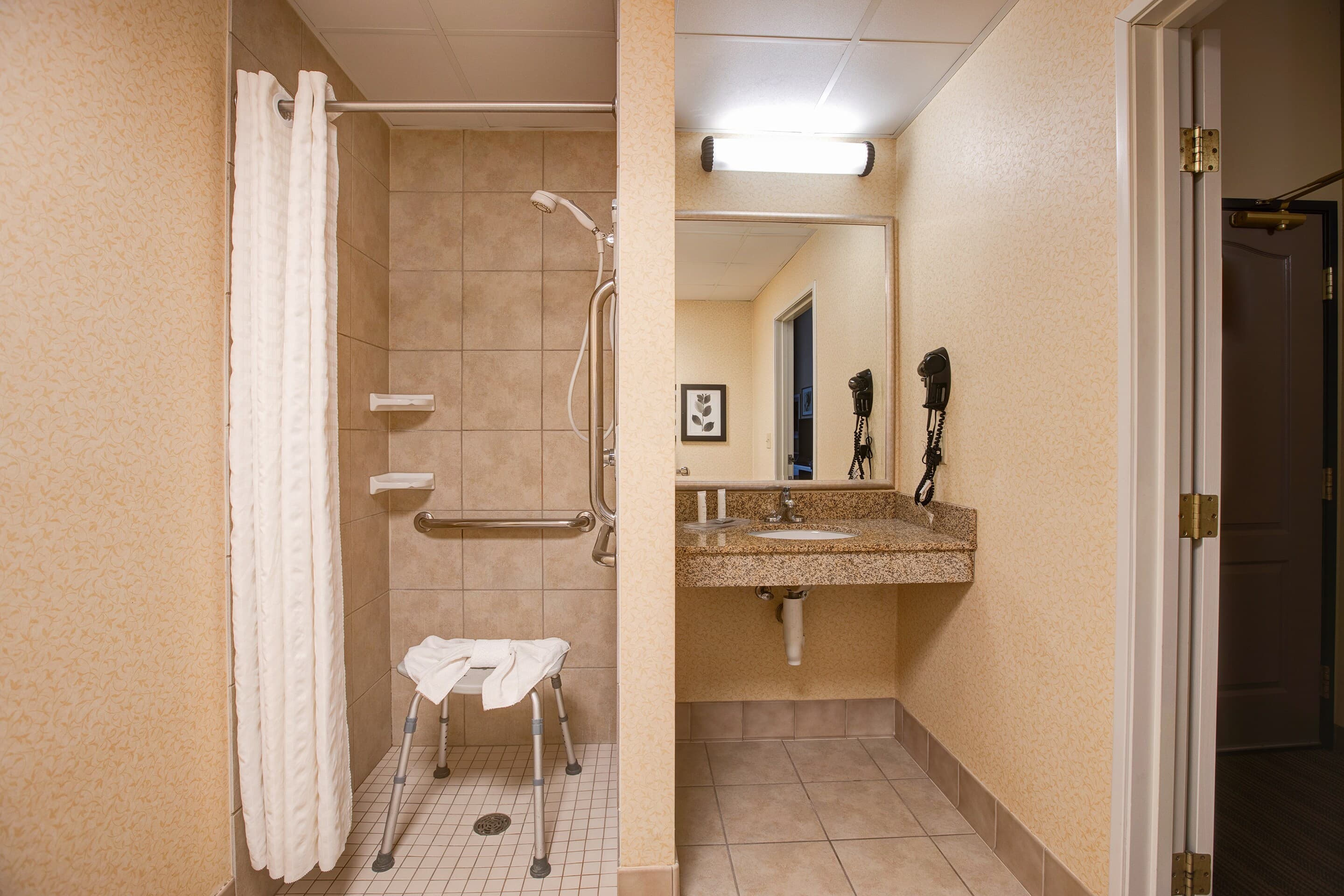 Comfort Inn & Suites St. Paul Northeast - Image 5