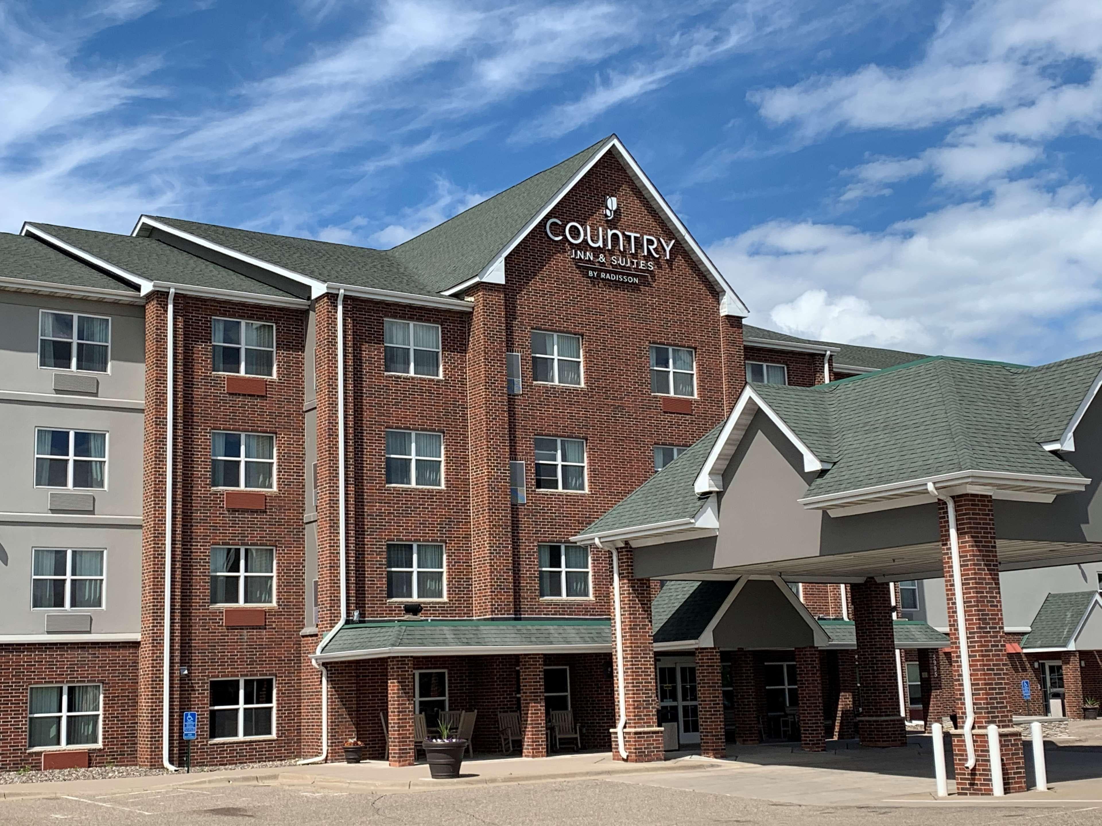 Country Inn & Suites by Radisson, Shoreview-Mounds View, MN - Image 1