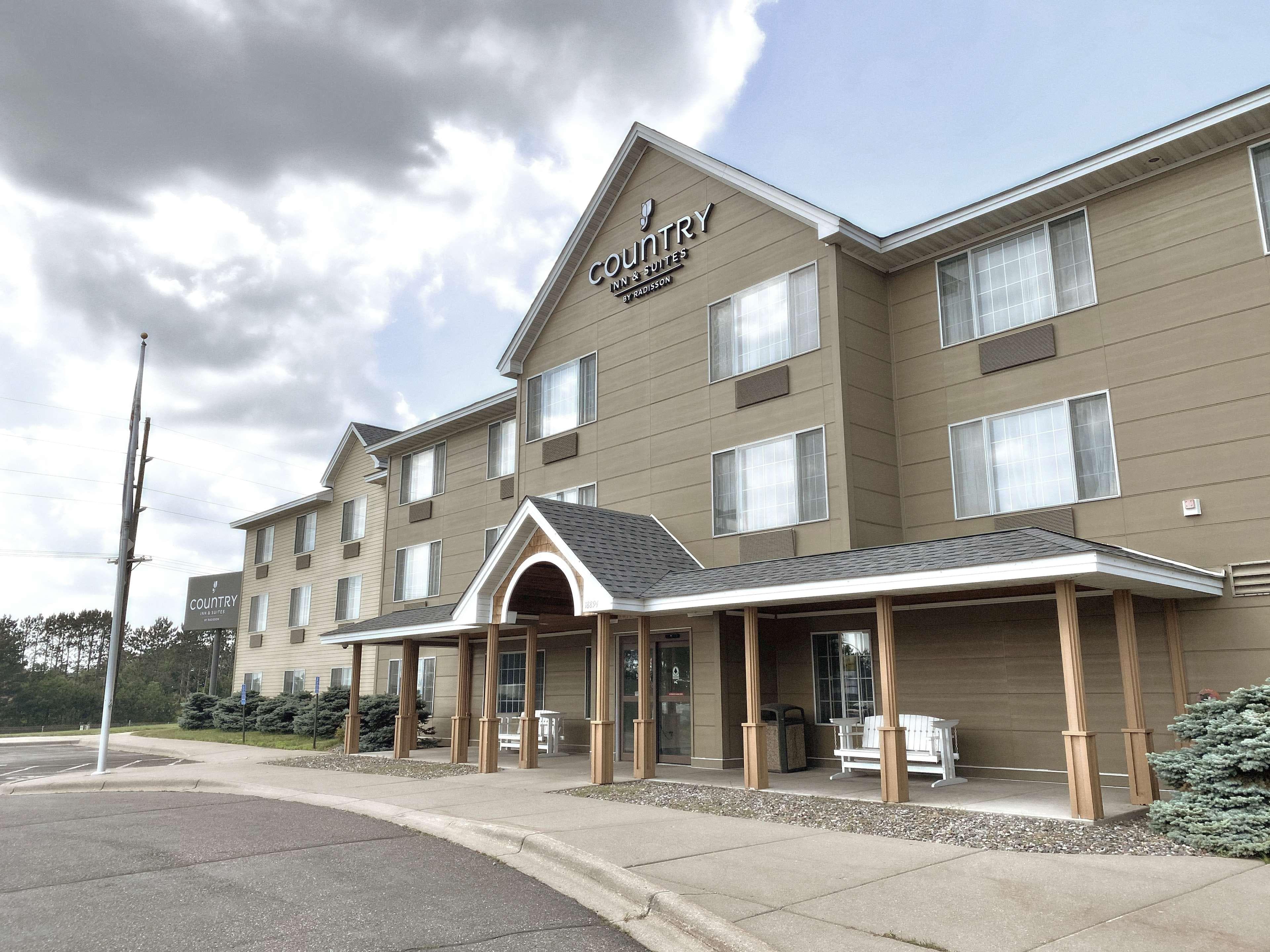 Country Inn & Suites by Radisson, Elk River, MN - Image 1