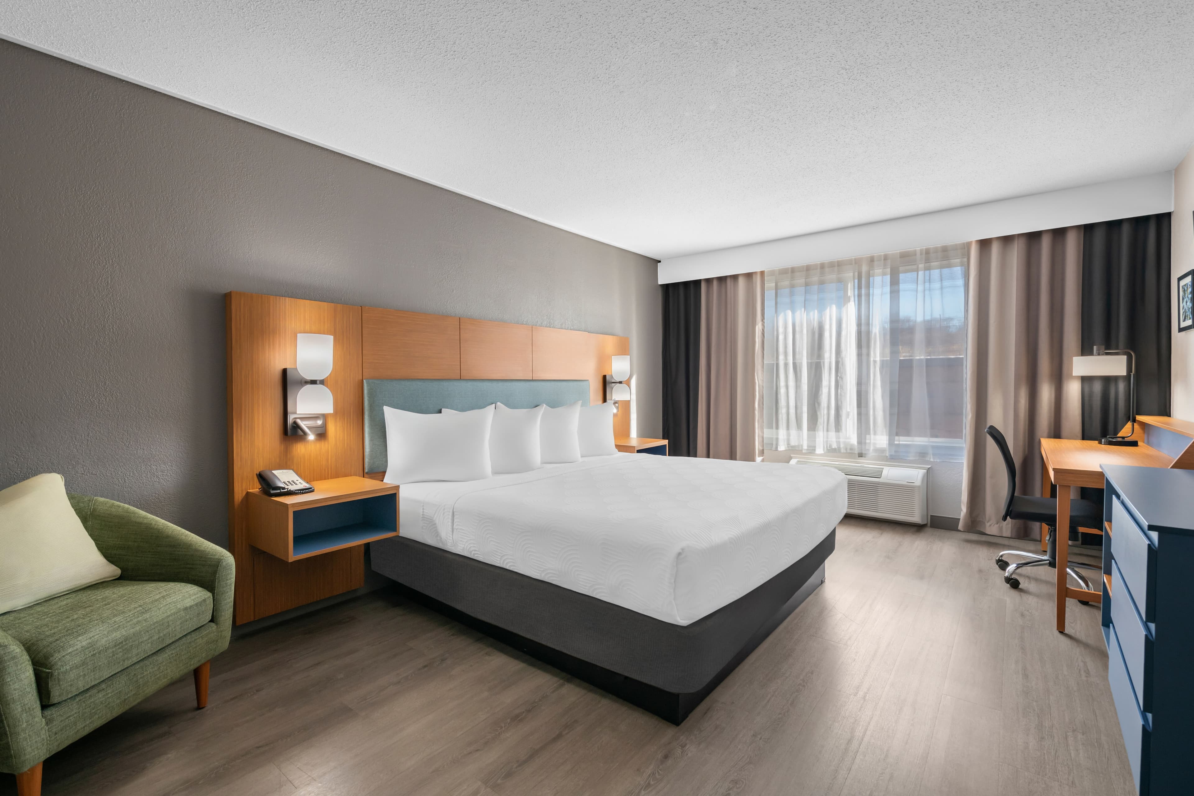 Country Inn & Suites by Radisson, Coon Rapids, MN — 6
