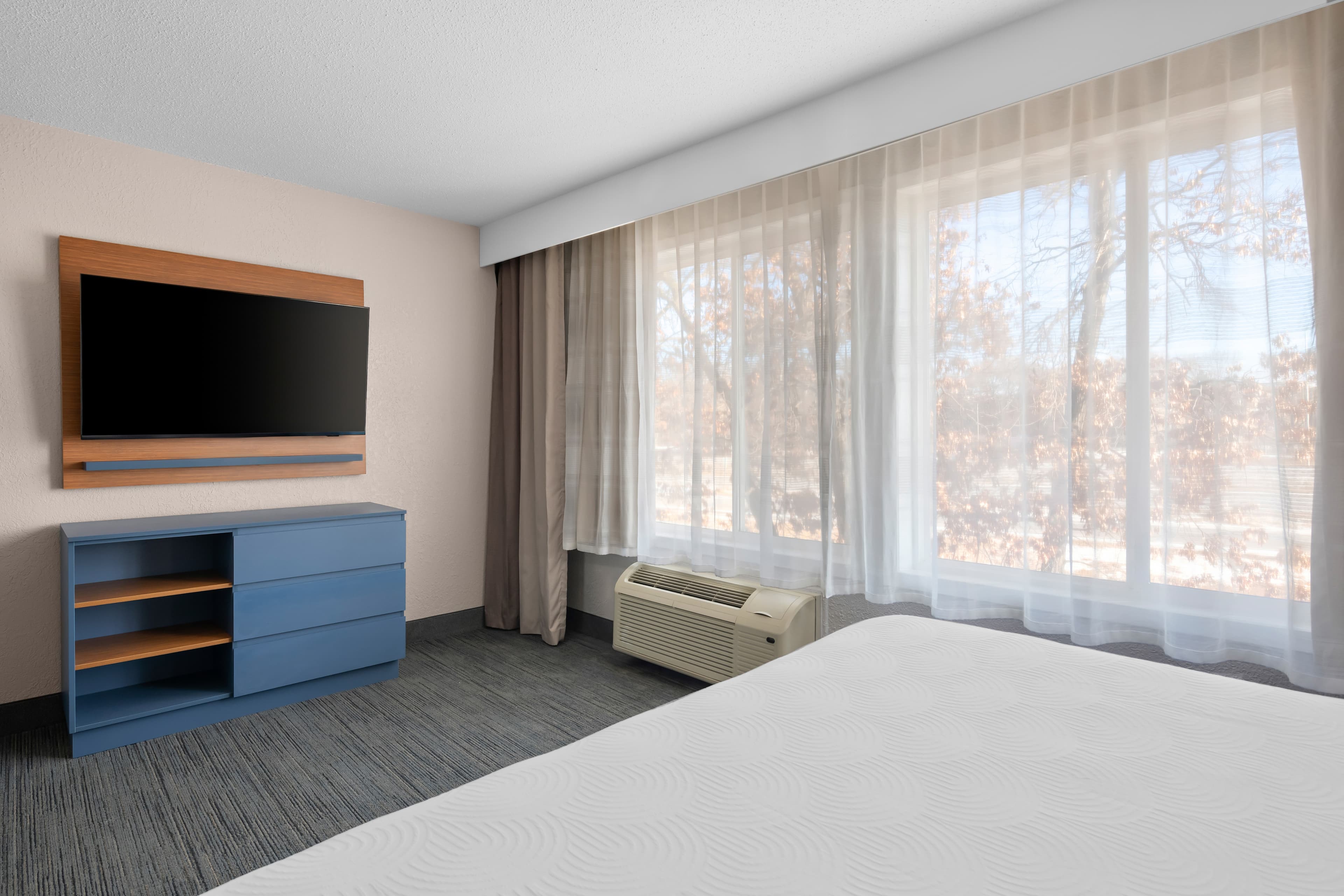 Country Inn & Suites by Radisson, Coon Rapids, MN — 10