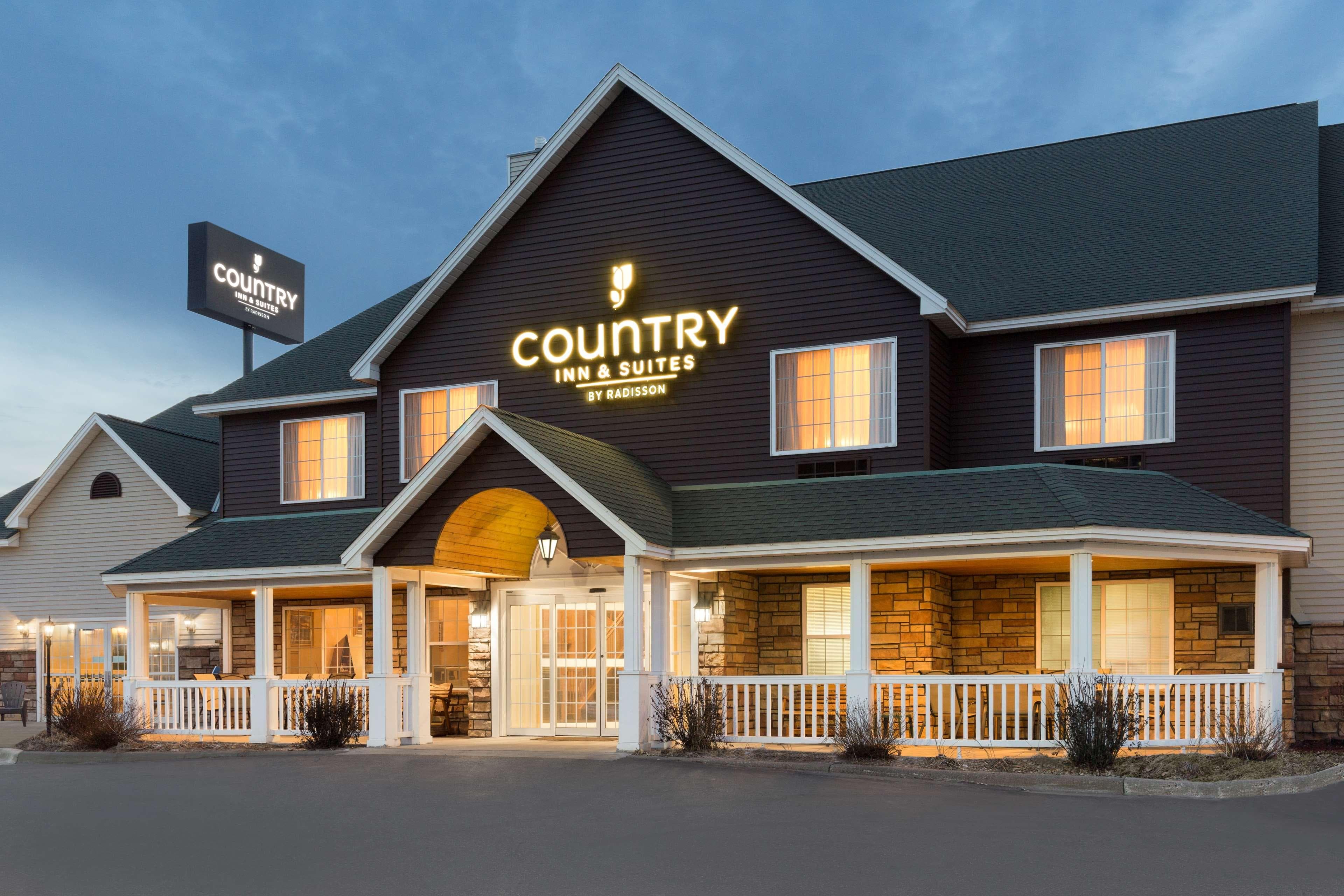Country Inn & Suites by Radisson, Little Falls, MN - Image 1