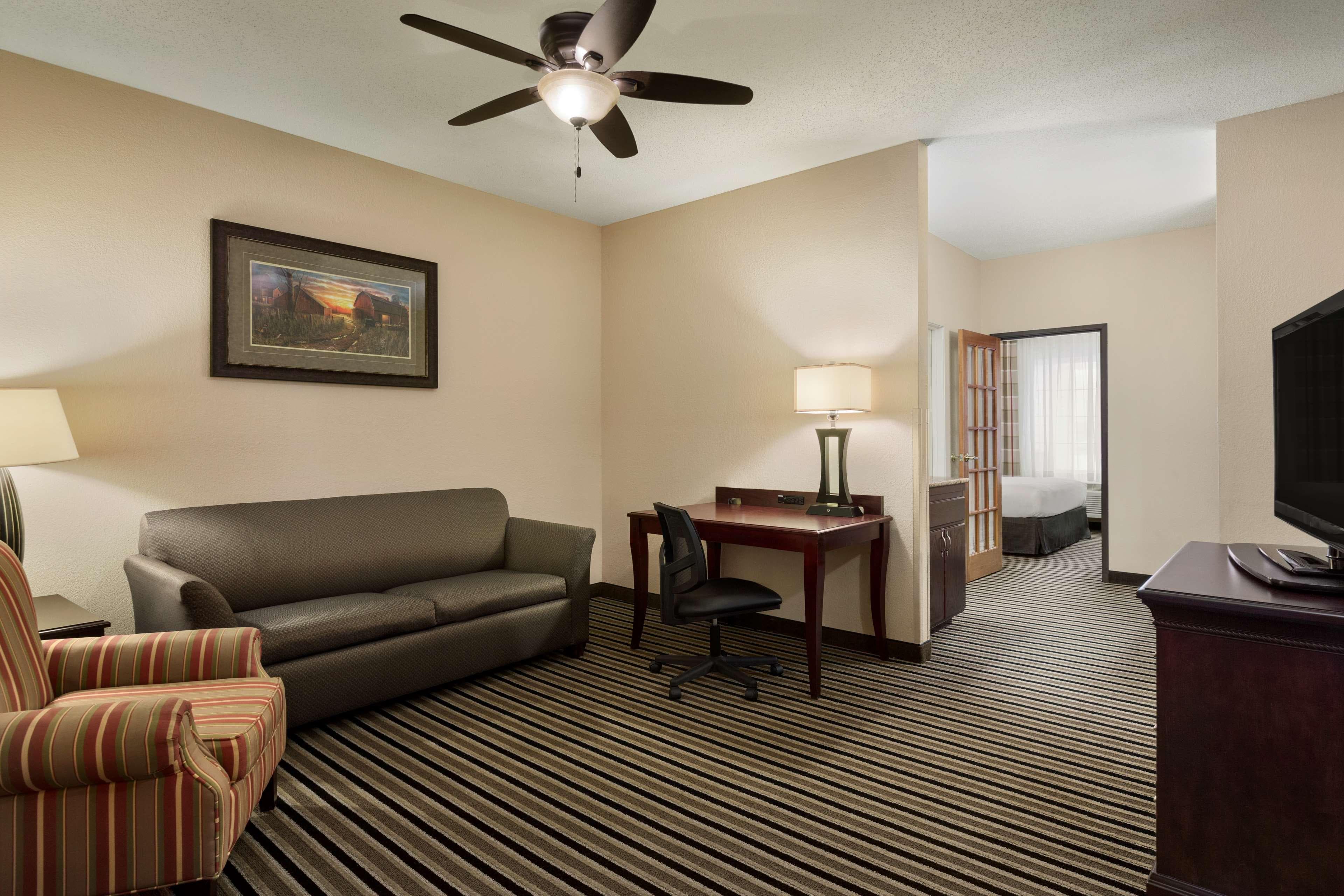 Country Inn & Suites by Radisson, Little Falls, MN - Image 4