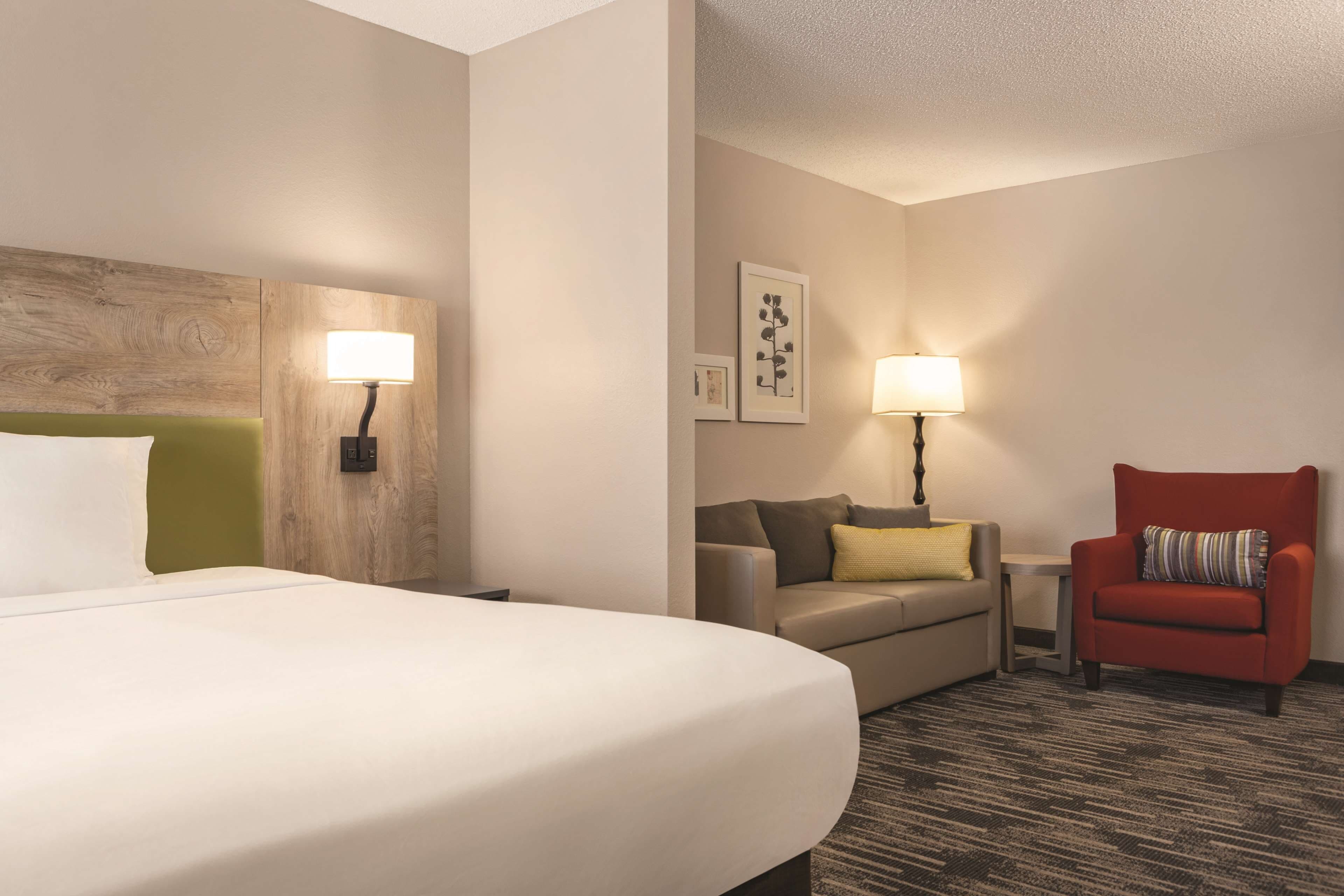 Country Inn & Suites by Radisson, St. Cloud East, MN - Image 1