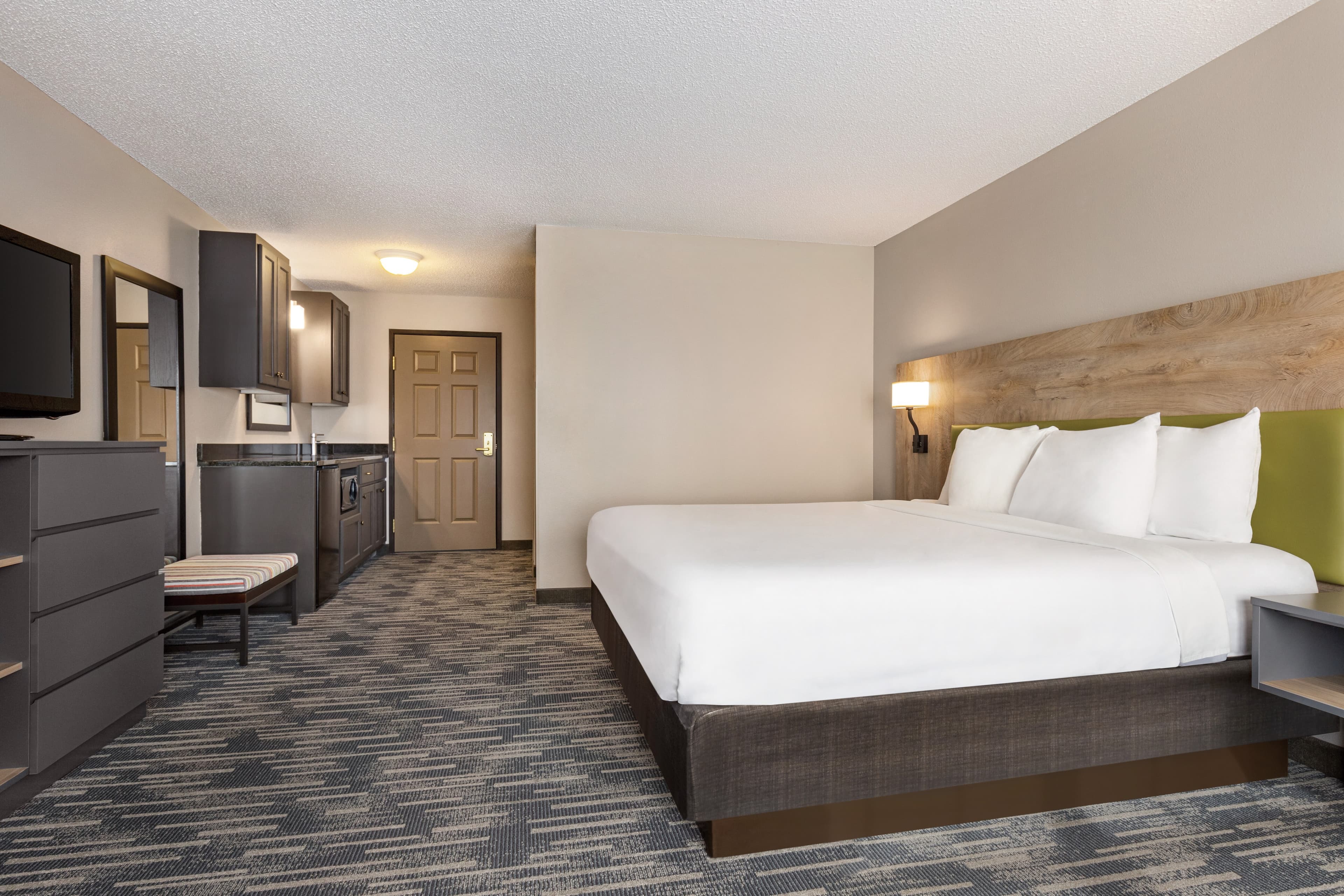 Country Inn & Suites by Radisson, St. Cloud East, MN - Image 5