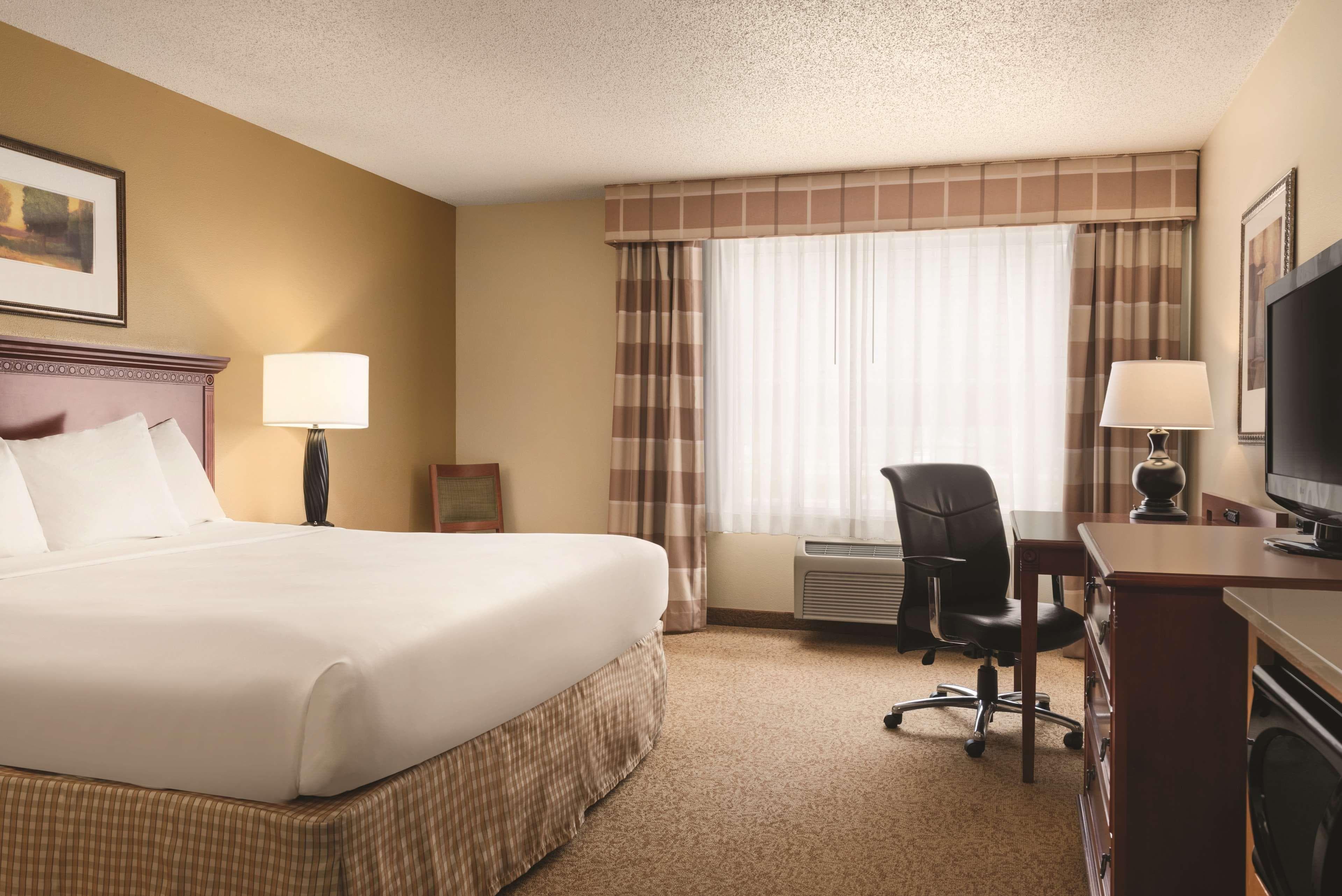 Country Inn & Suites by Radisson, Mankato Hotel and Conference Center, MN - Image 2