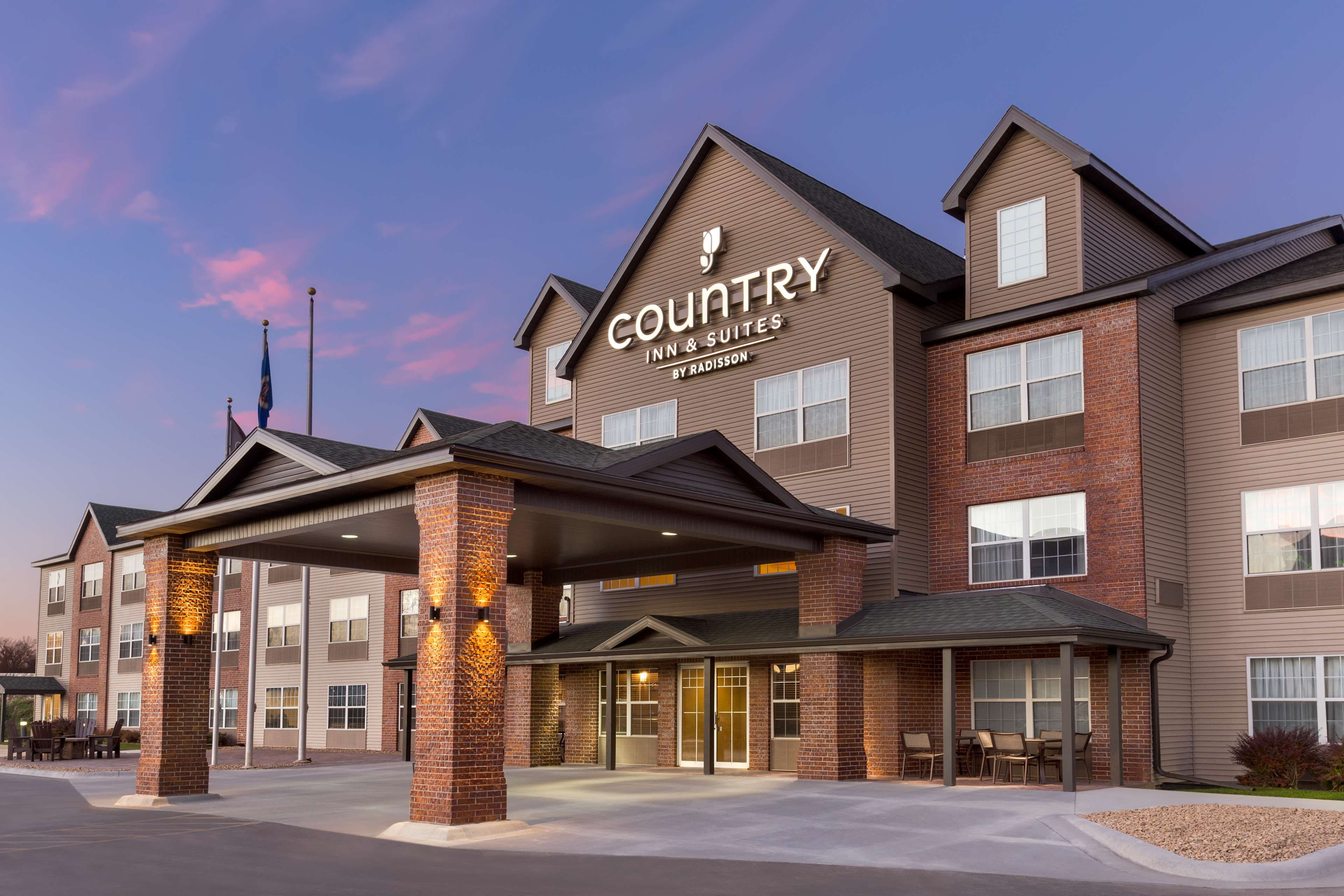 Country Inn & Suites Rochester South Mayo Clinic - Image 1