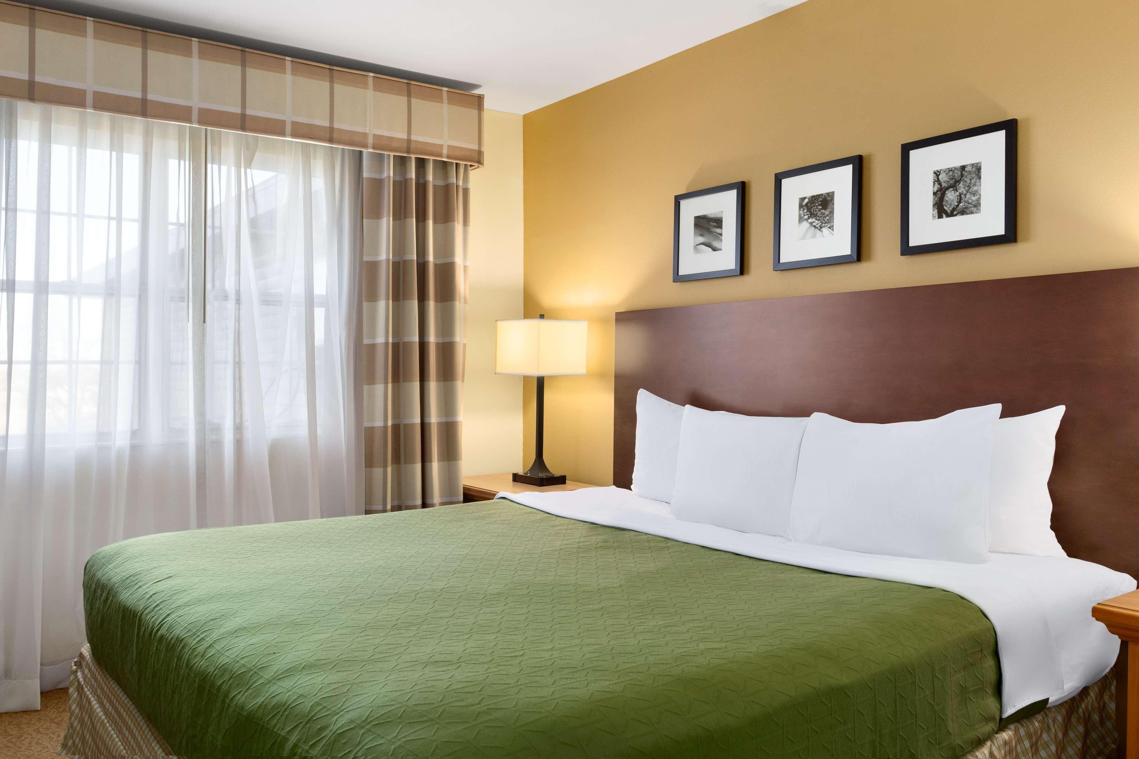 Country Inn & Suites Rochester South Mayo Clinic - Image 2
