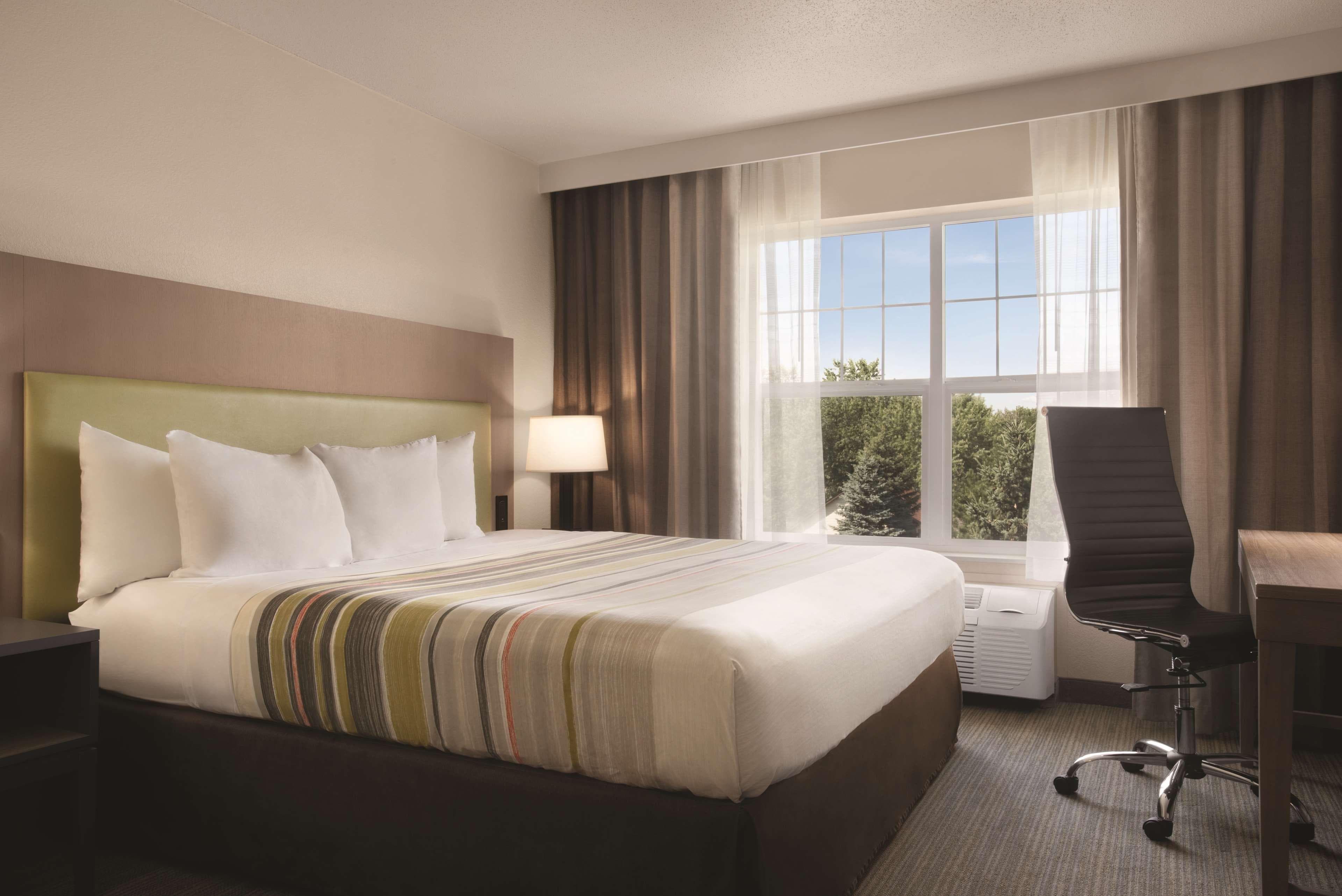 Country Inn & Suites by Radisson, Cottage Grove, MN — 3