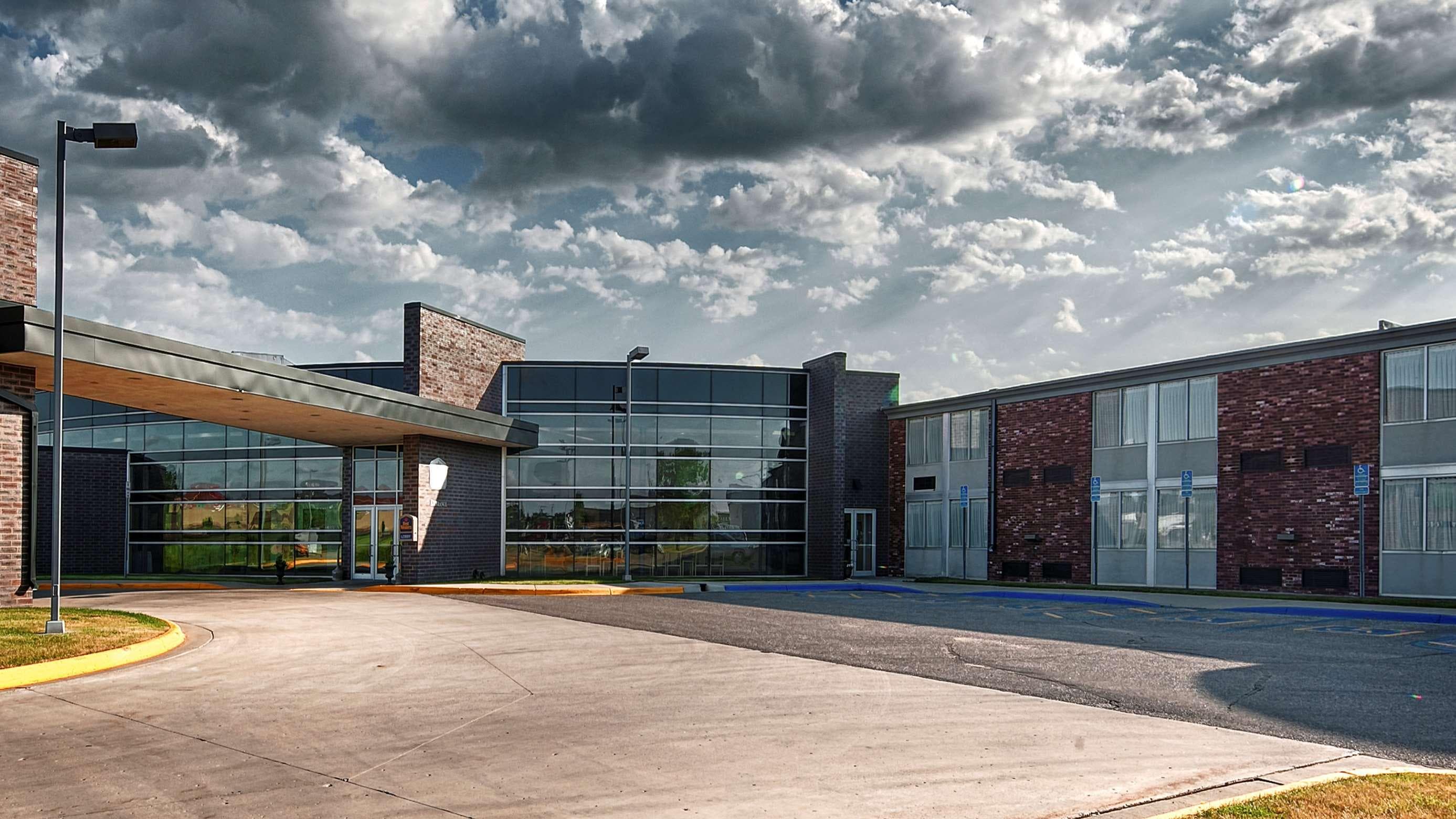 Country Inn & Suites by Radisson, Fergus Falls, MN - Image 1