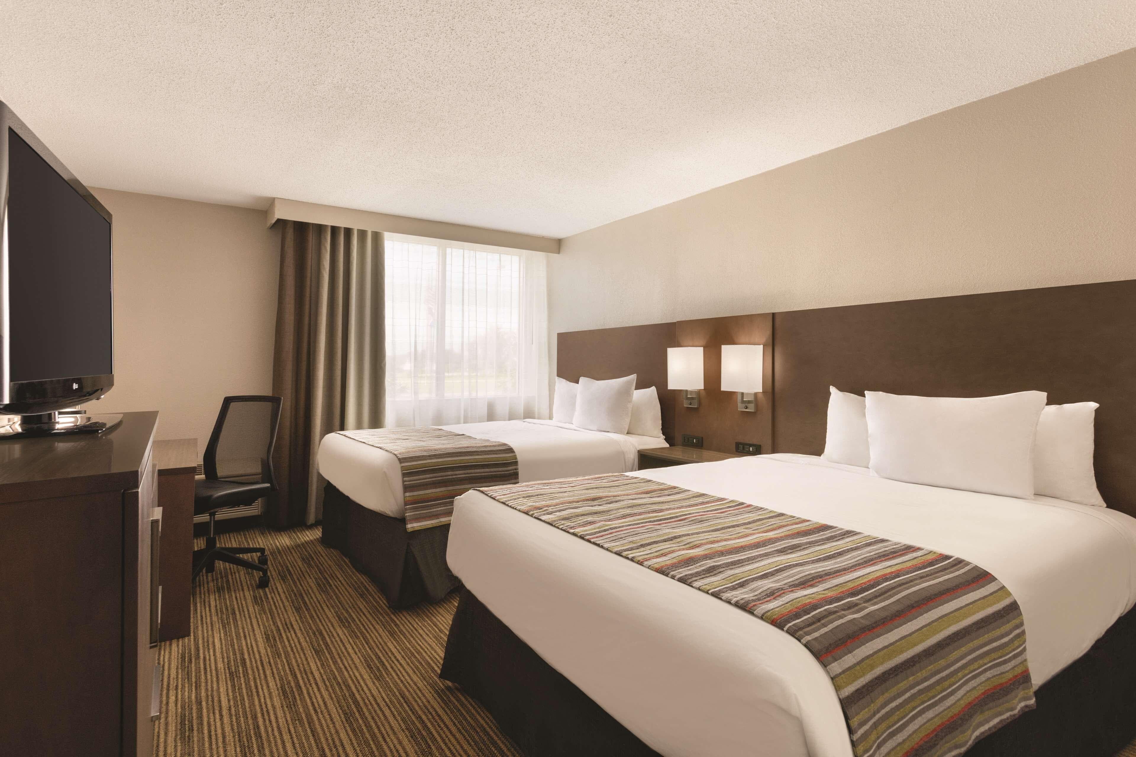 Country Inn & Suites by Radisson, Fergus Falls, MN - Image 4
