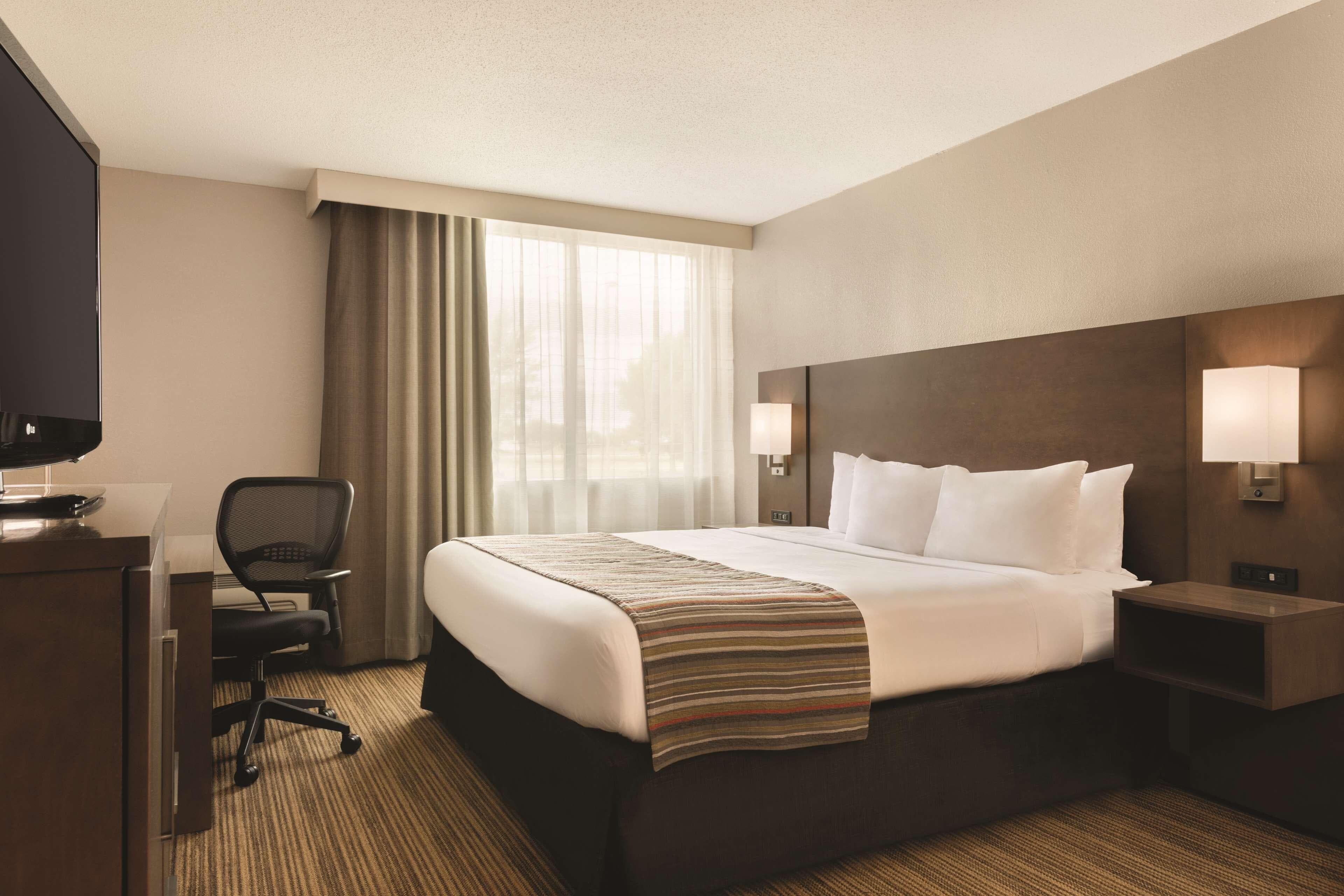 Country Inn & Suites by Radisson, Fergus Falls, MN - Image 2
