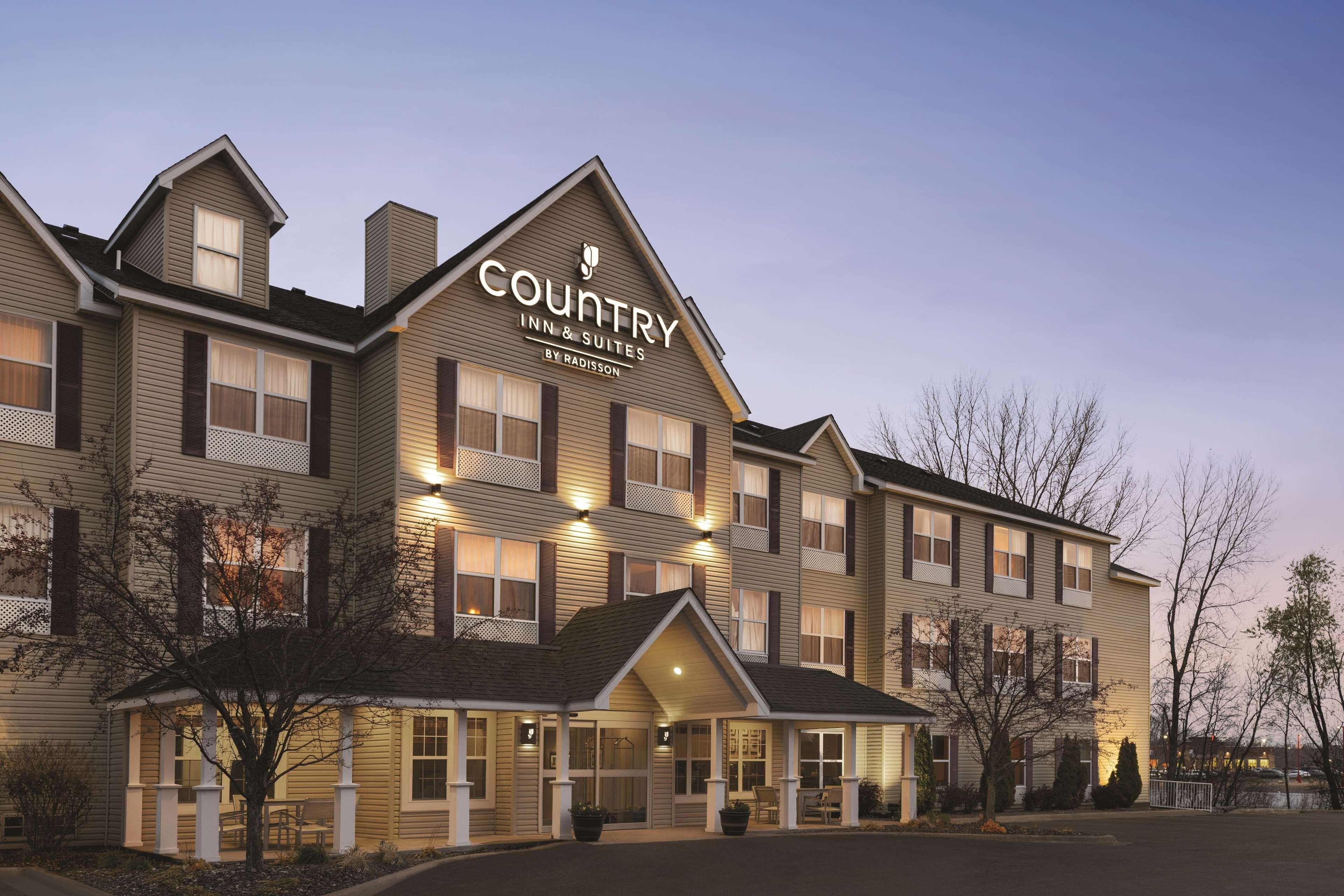 Country Inn & Suites by Radisson, Forest Lake, MN - Image 1
