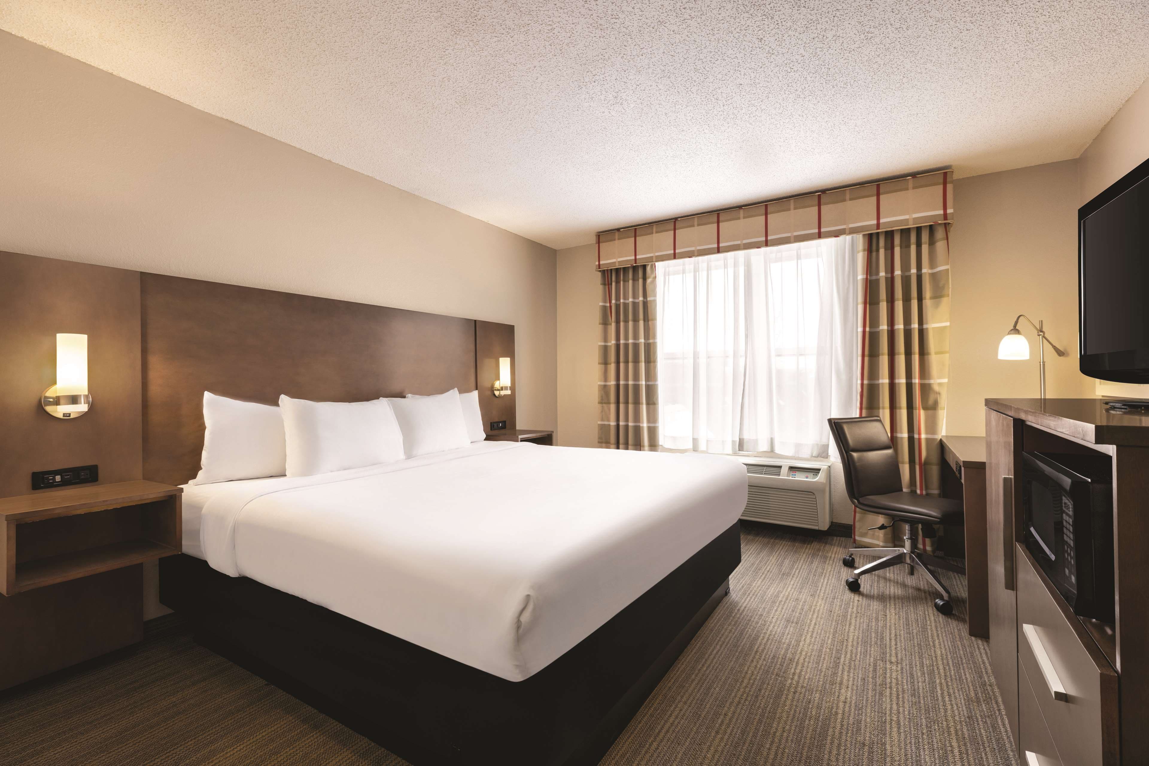 Country Inn & Suites by Radisson, Forest Lake, MN - Image 2