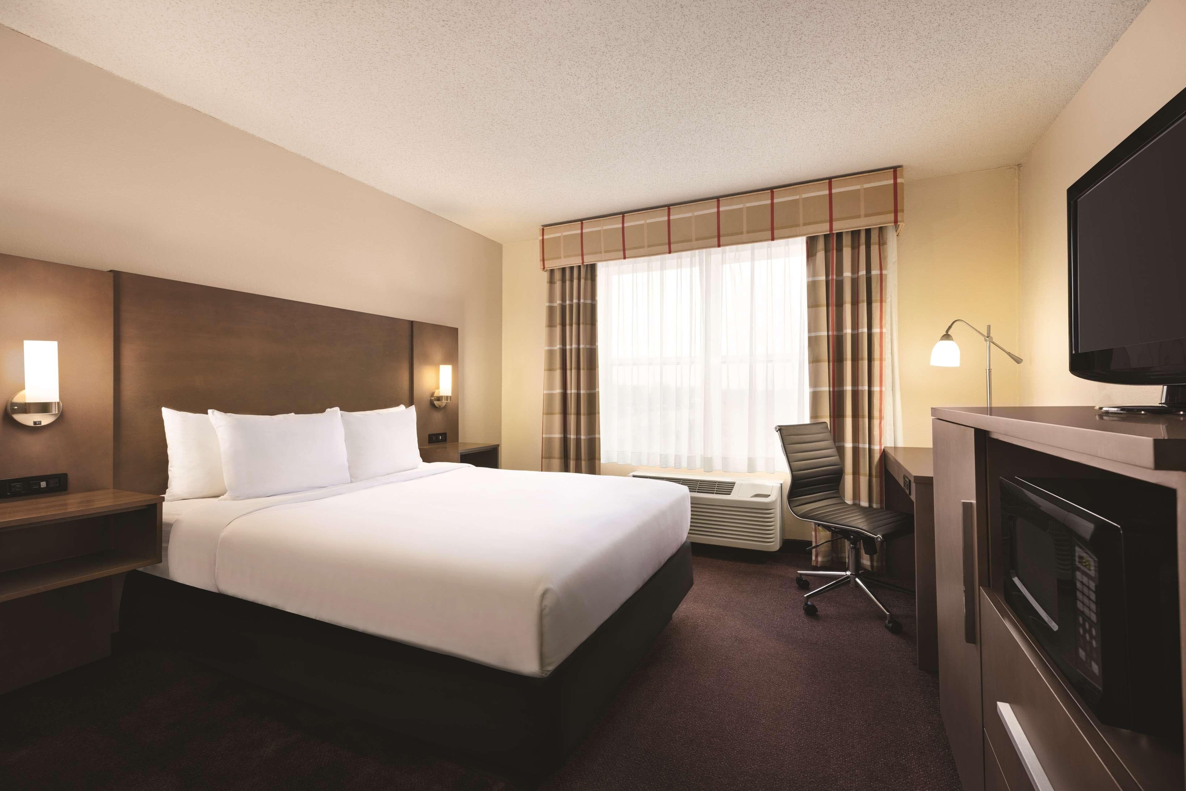 Country Inn & Suites by Radisson, Forest Lake, MN — 9