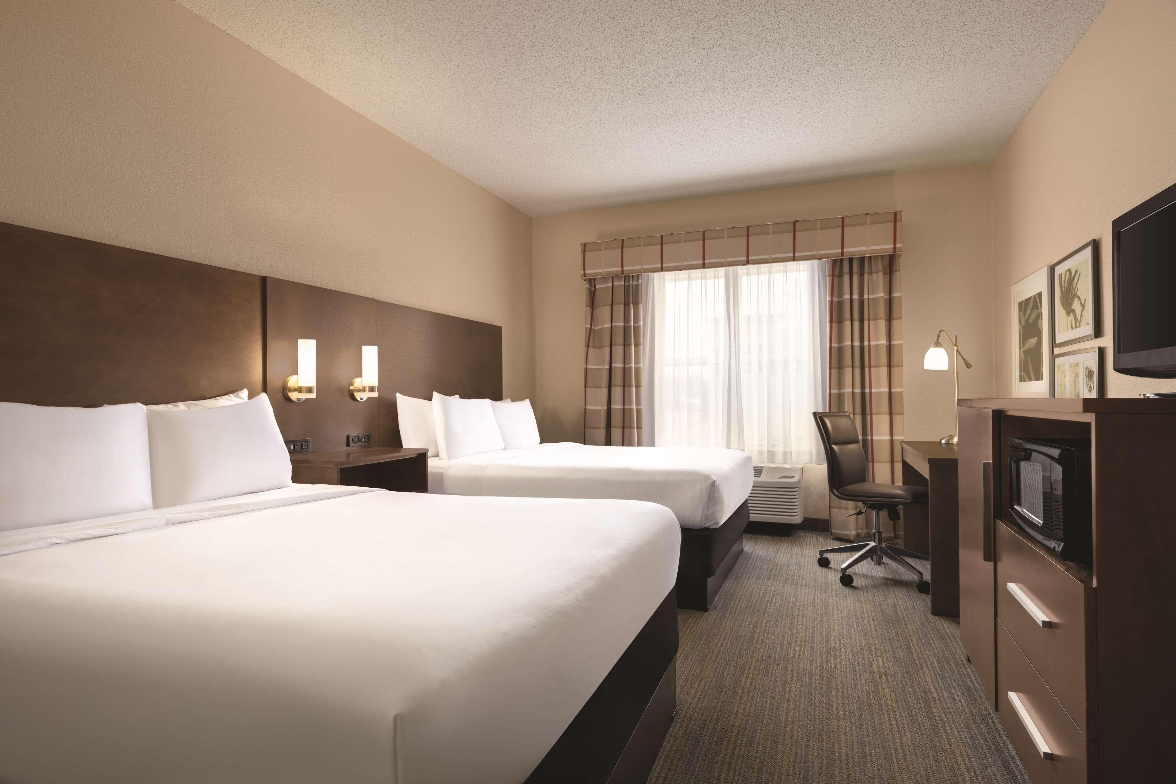Country Inn & Suites by Radisson, Forest Lake, MN — 11
