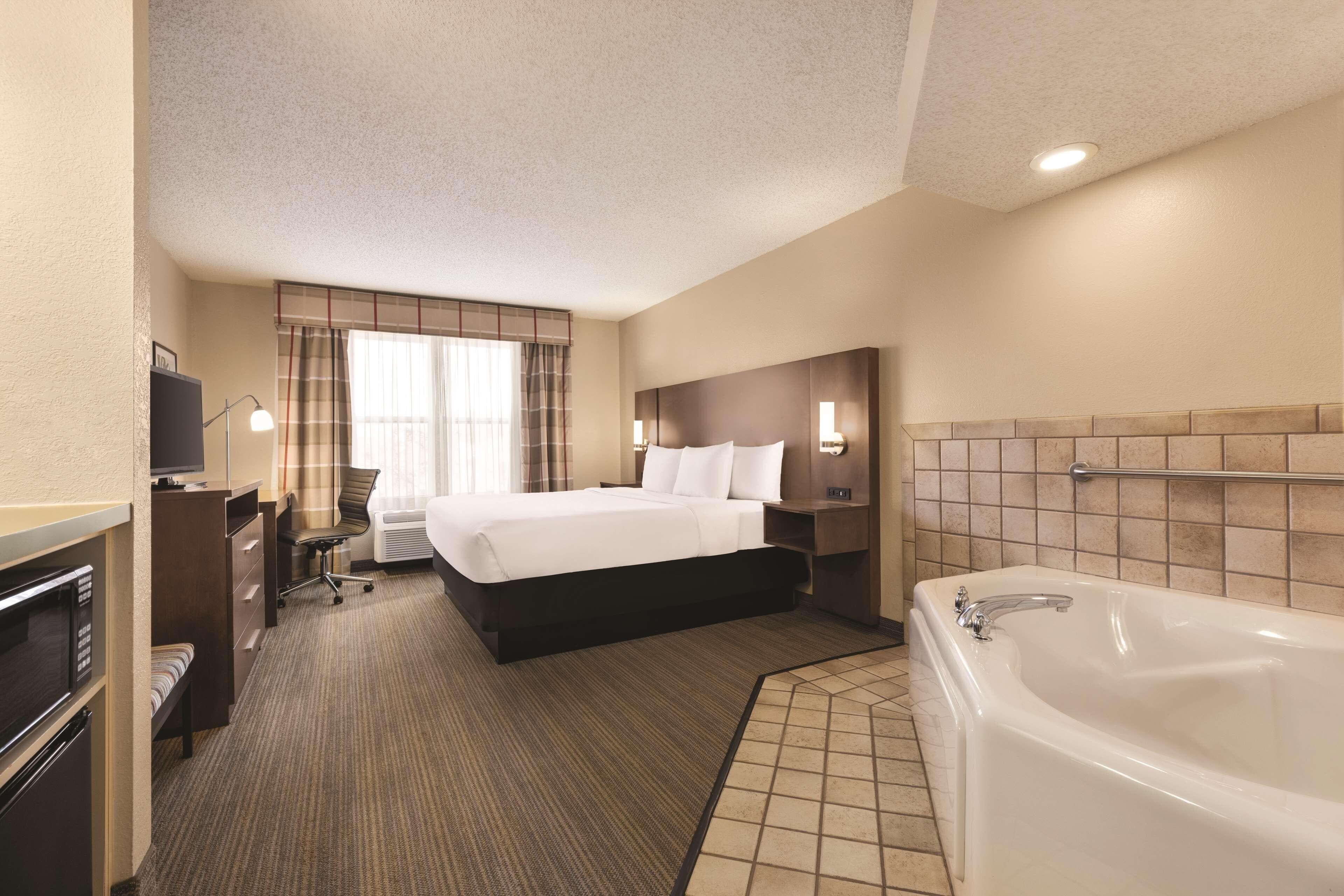 Country Inn & Suites by Radisson, Forest Lake, MN — 6