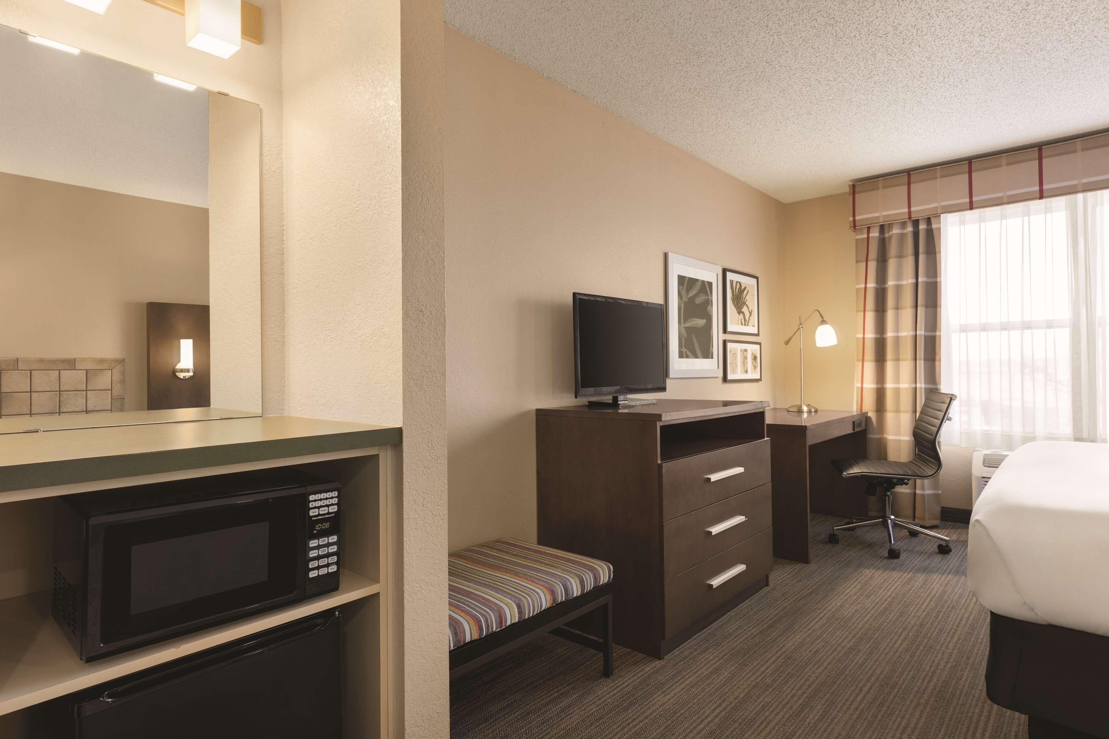 Country Inn & Suites by Radisson, Forest Lake, MN — 7